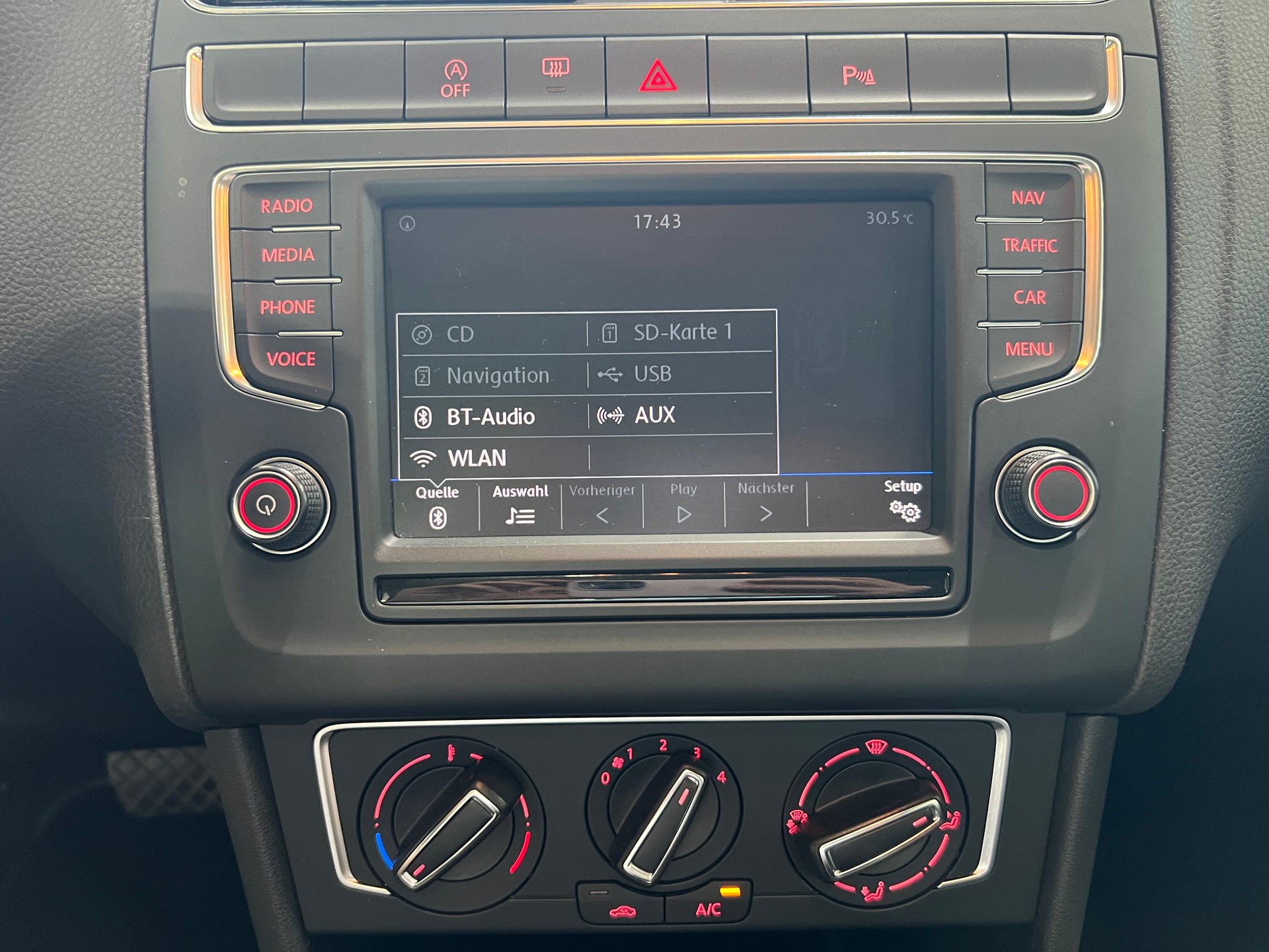 VW Polo 1.2 TSI BMT Lounge DSG**CH Auslieferung,Panodach,Frisch ab MFK**-image-11