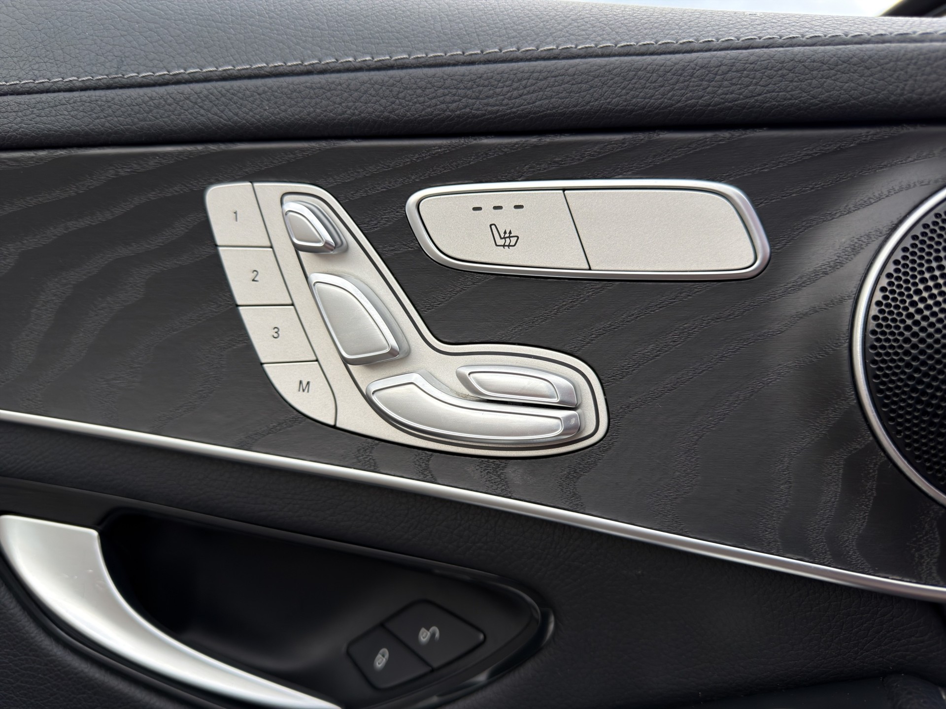 MERCEDES-BENZ GLC 250 d AMG Line 4Matic 9G-Tronic-image-17