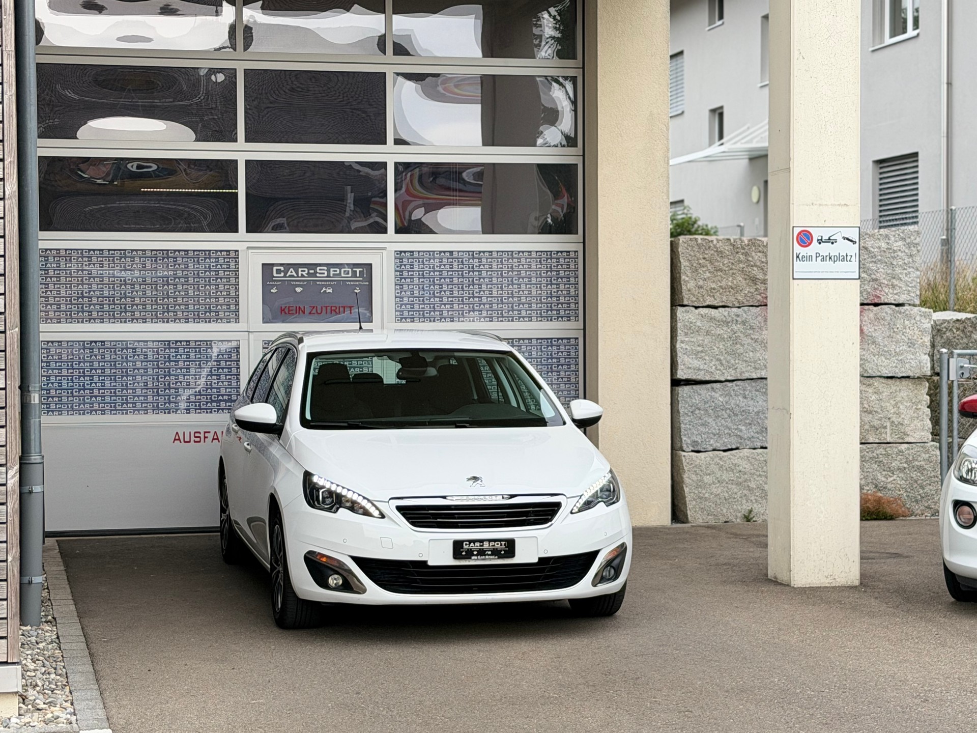 PEUGEOT 308 SW 1.2 THP Allure Automatic-image-2
