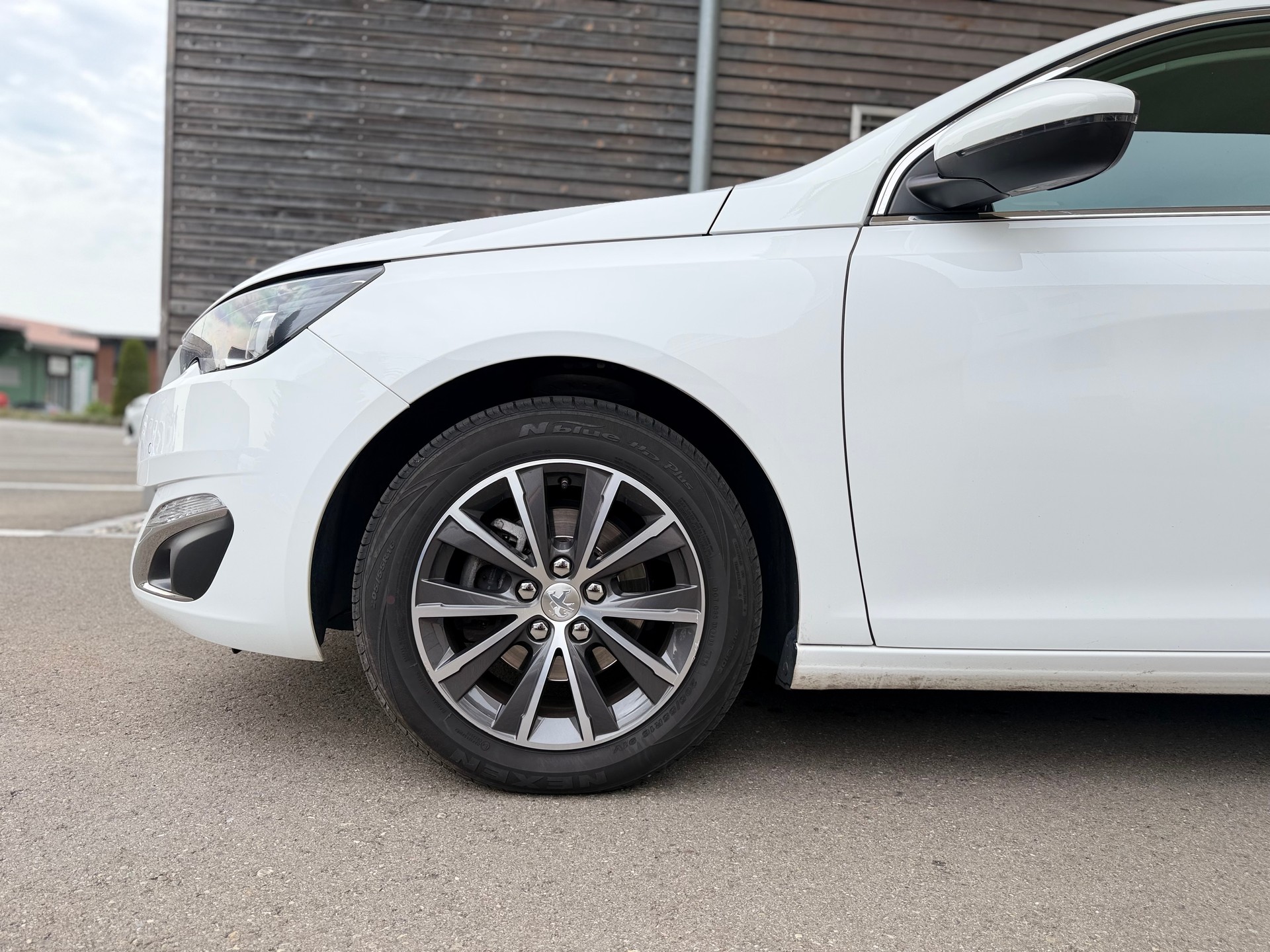 PEUGEOT 308 SW 1.2 THP Allure Automatic-image-6