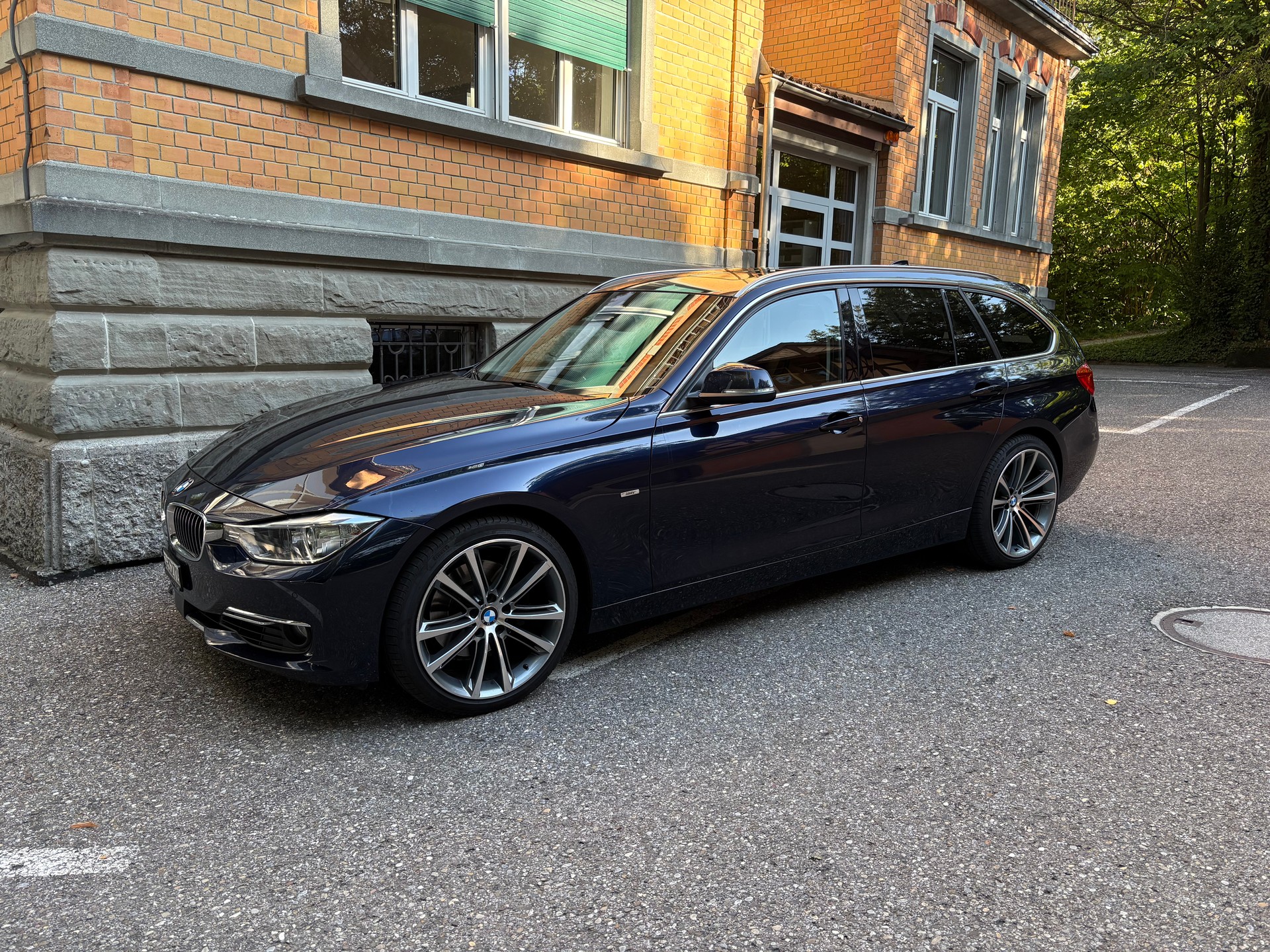 BMW 328i-image-5