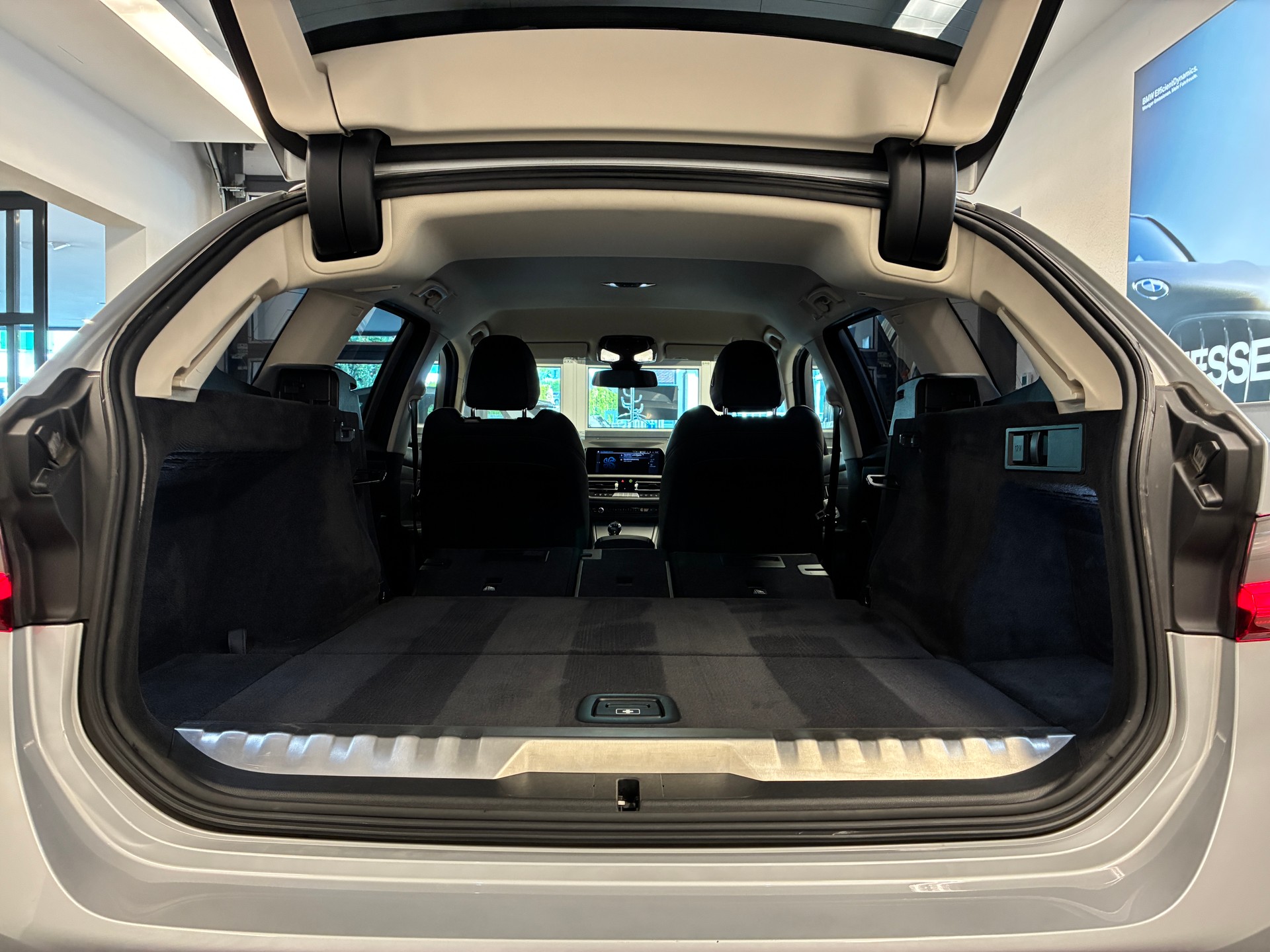 BMW 330e xDrive Touring-image-7