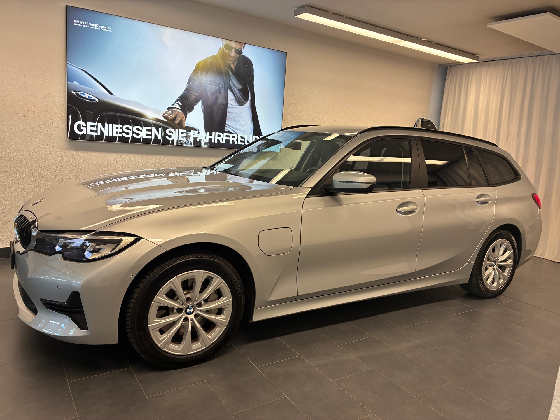 BMW 330e xDrive Touring-image-3