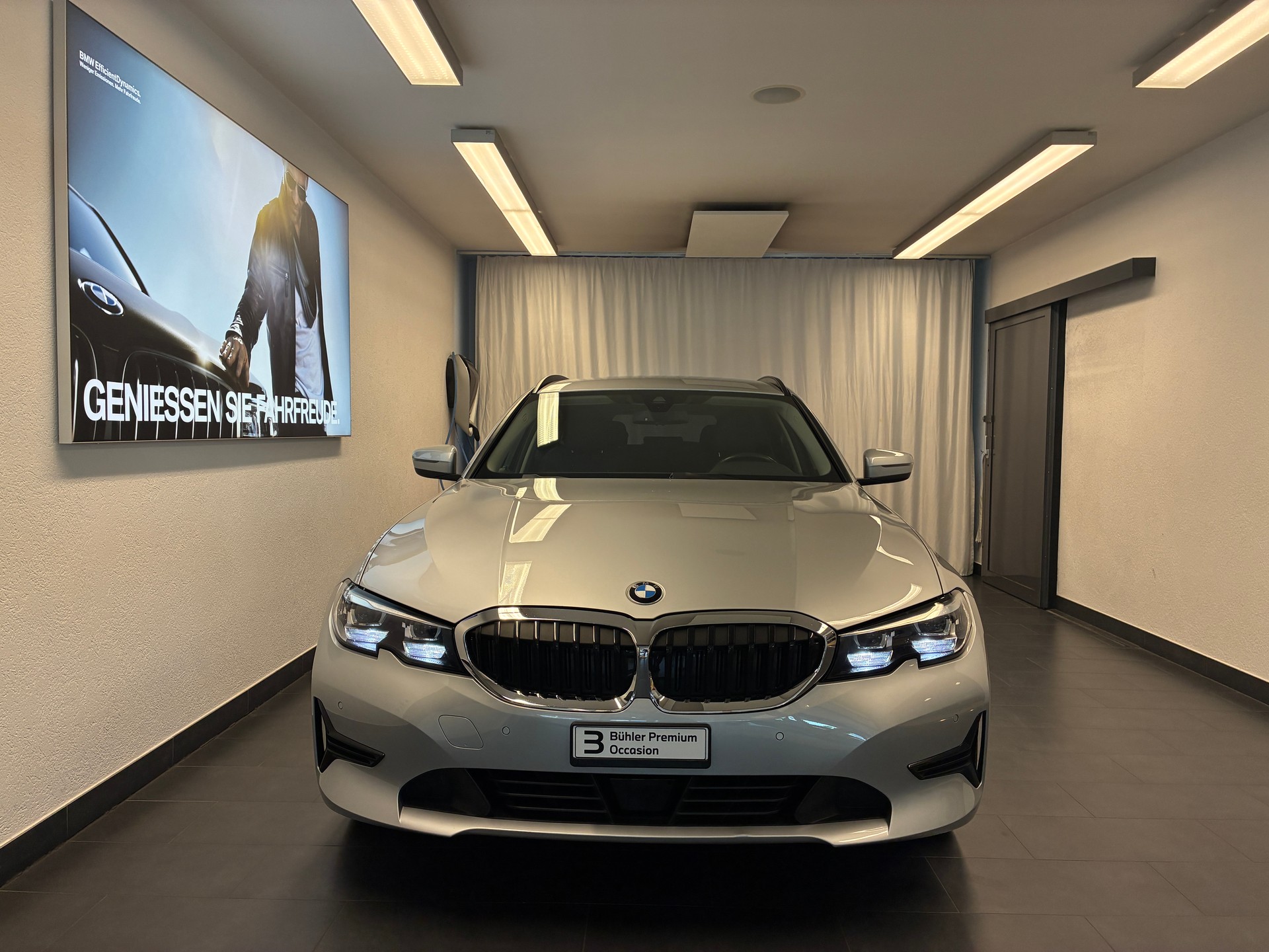 BMW 330e xDrive Touring-image-1