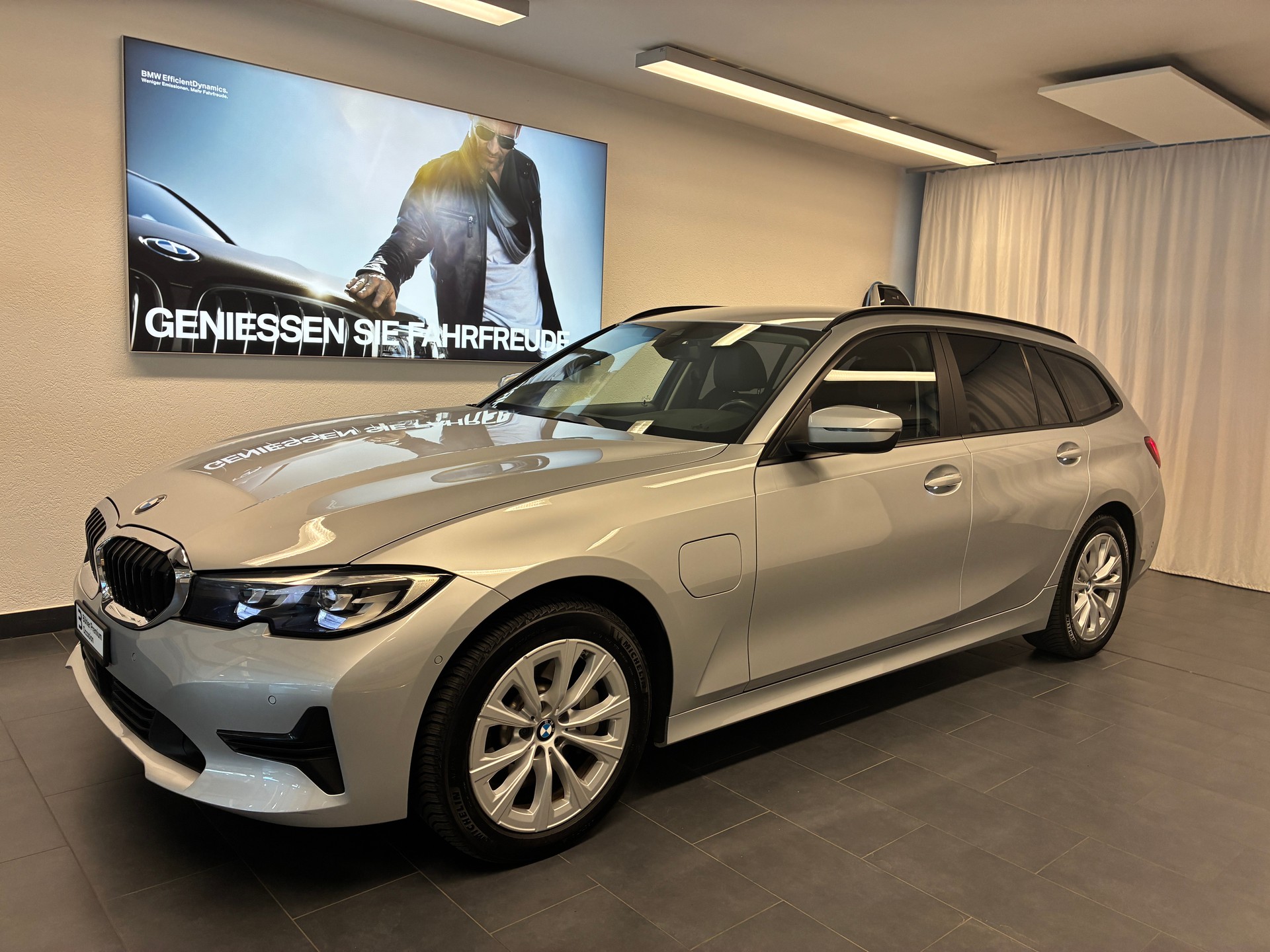 BMW 330e xDrive Touring-image-0