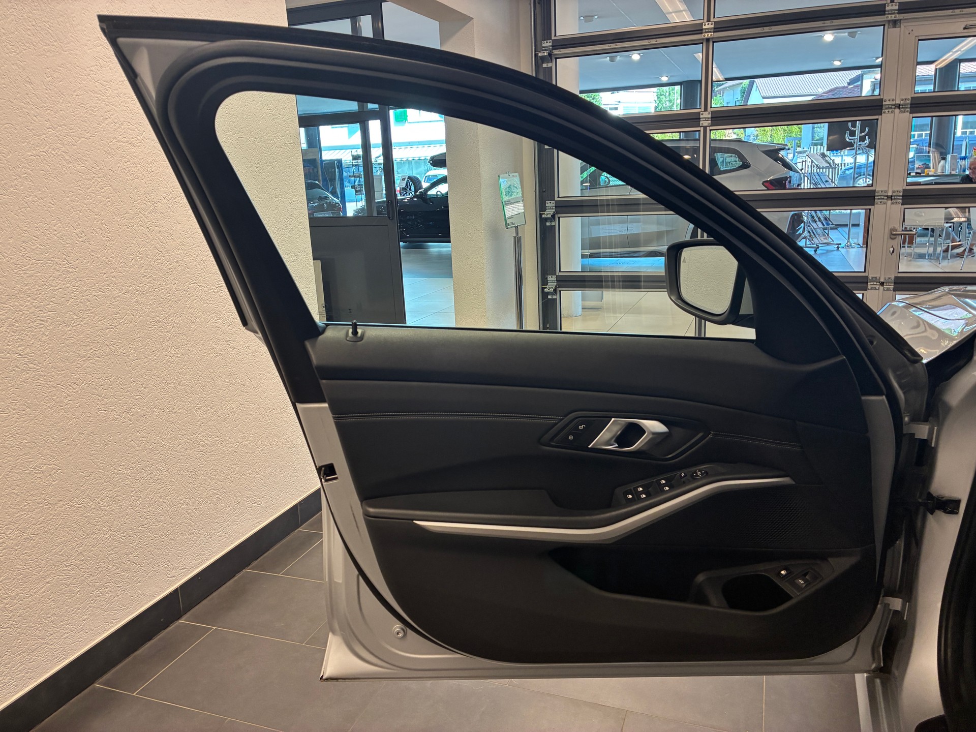 BMW 330e xDrive Touring-image-15