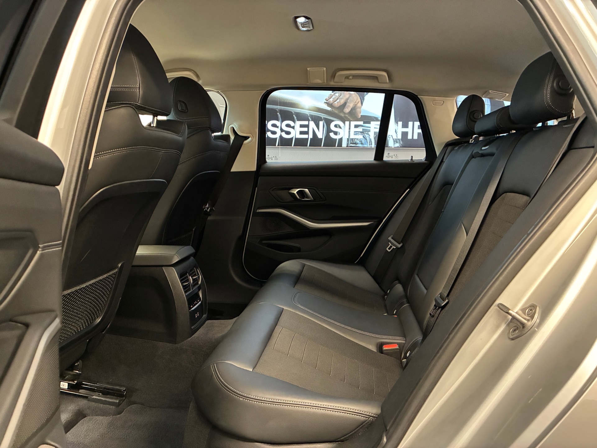 BMW 330e xDrive Touring-image-16