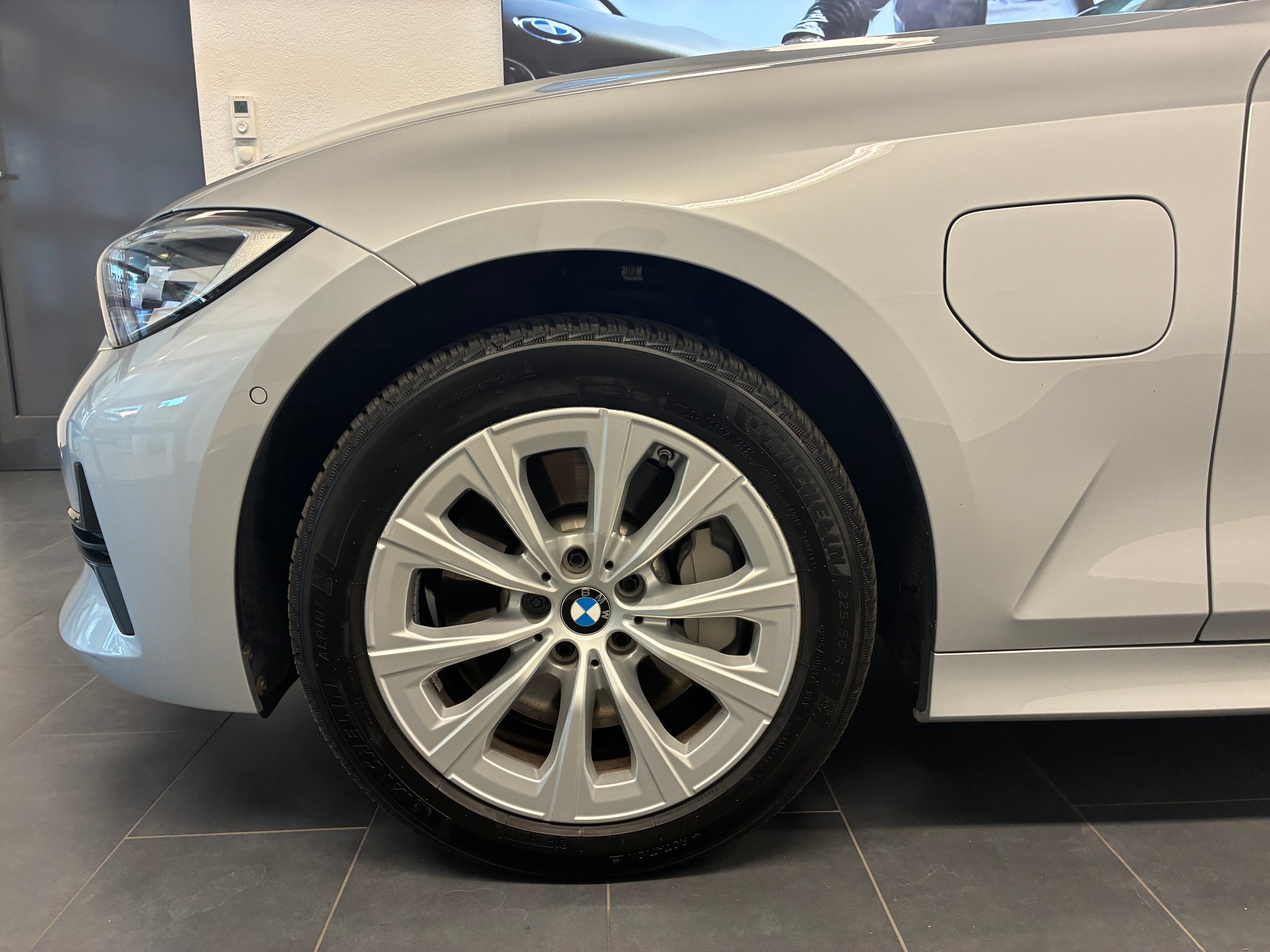 BMW 330e xDrive Touring-image-2
