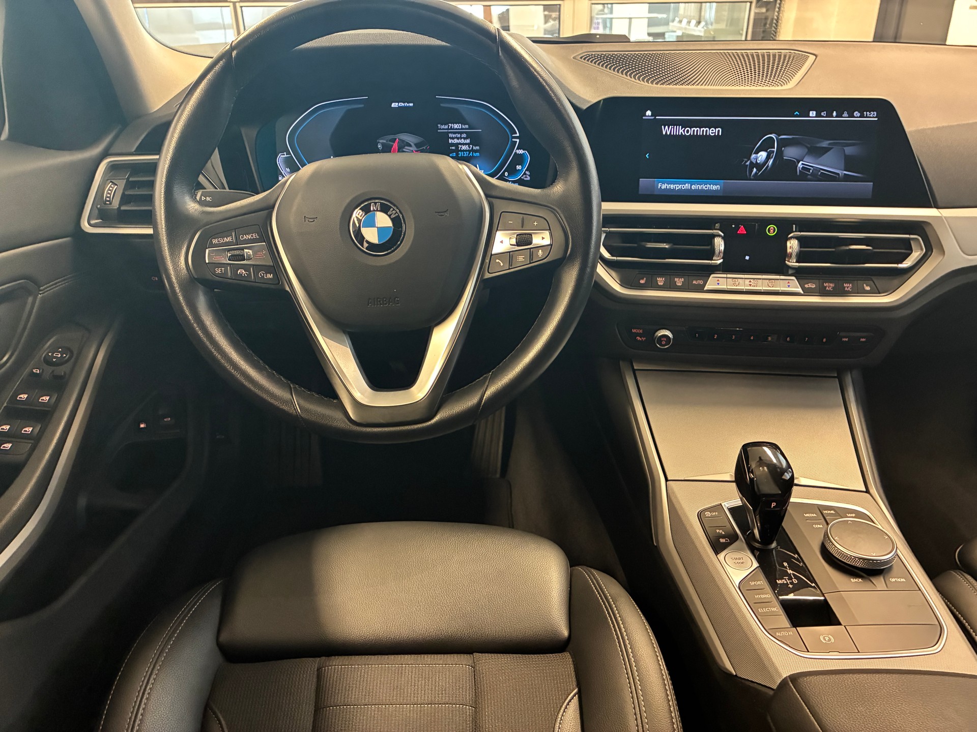 BMW 330e xDrive Touring-image-12