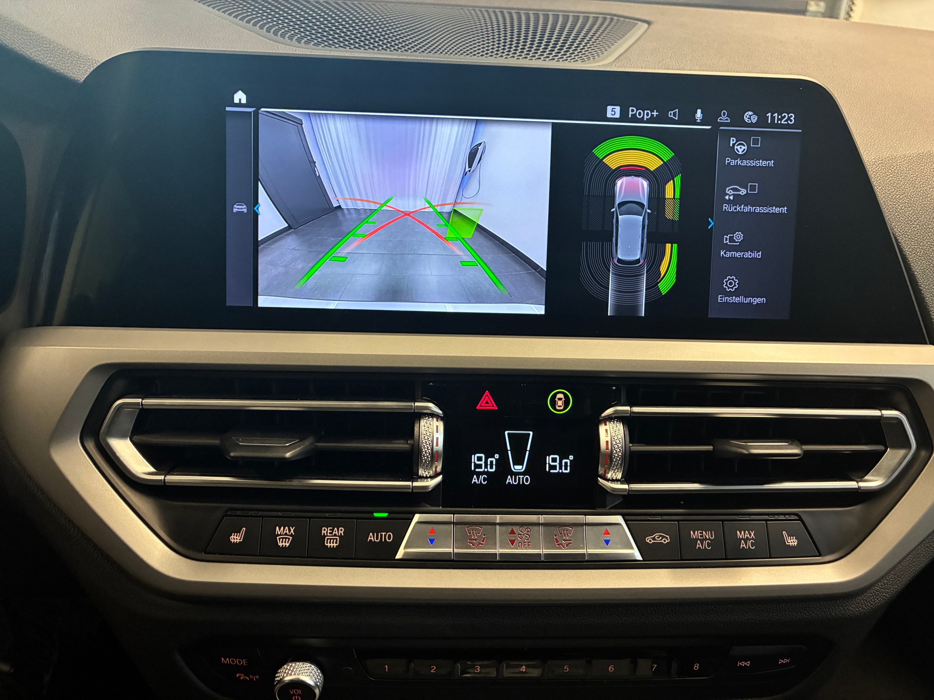 BMW 330e xDrive Touring-image-13