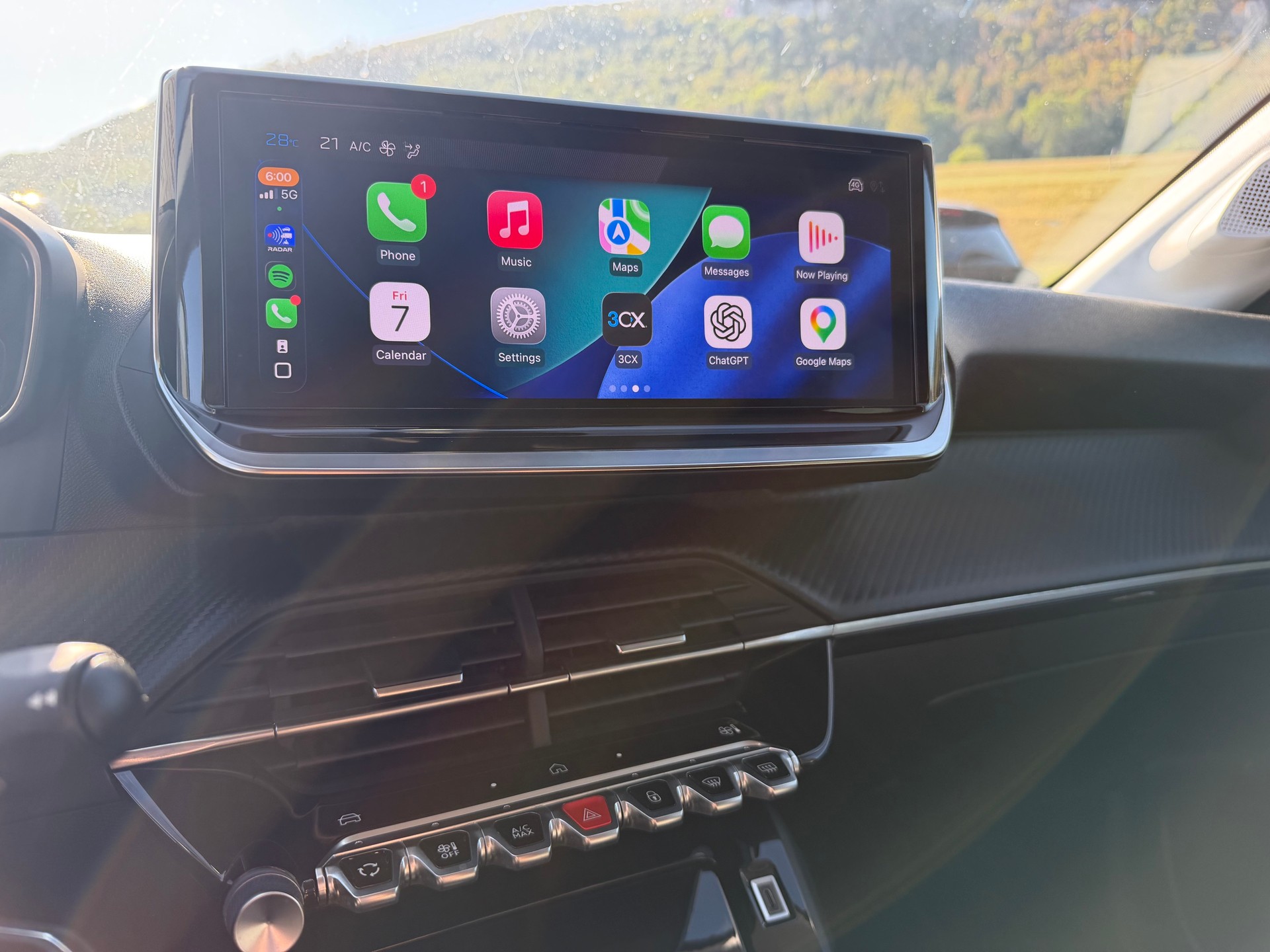 PEUGEOT 208 1.2 Hybrid Allure 5 Jahre Garantie-image-12
