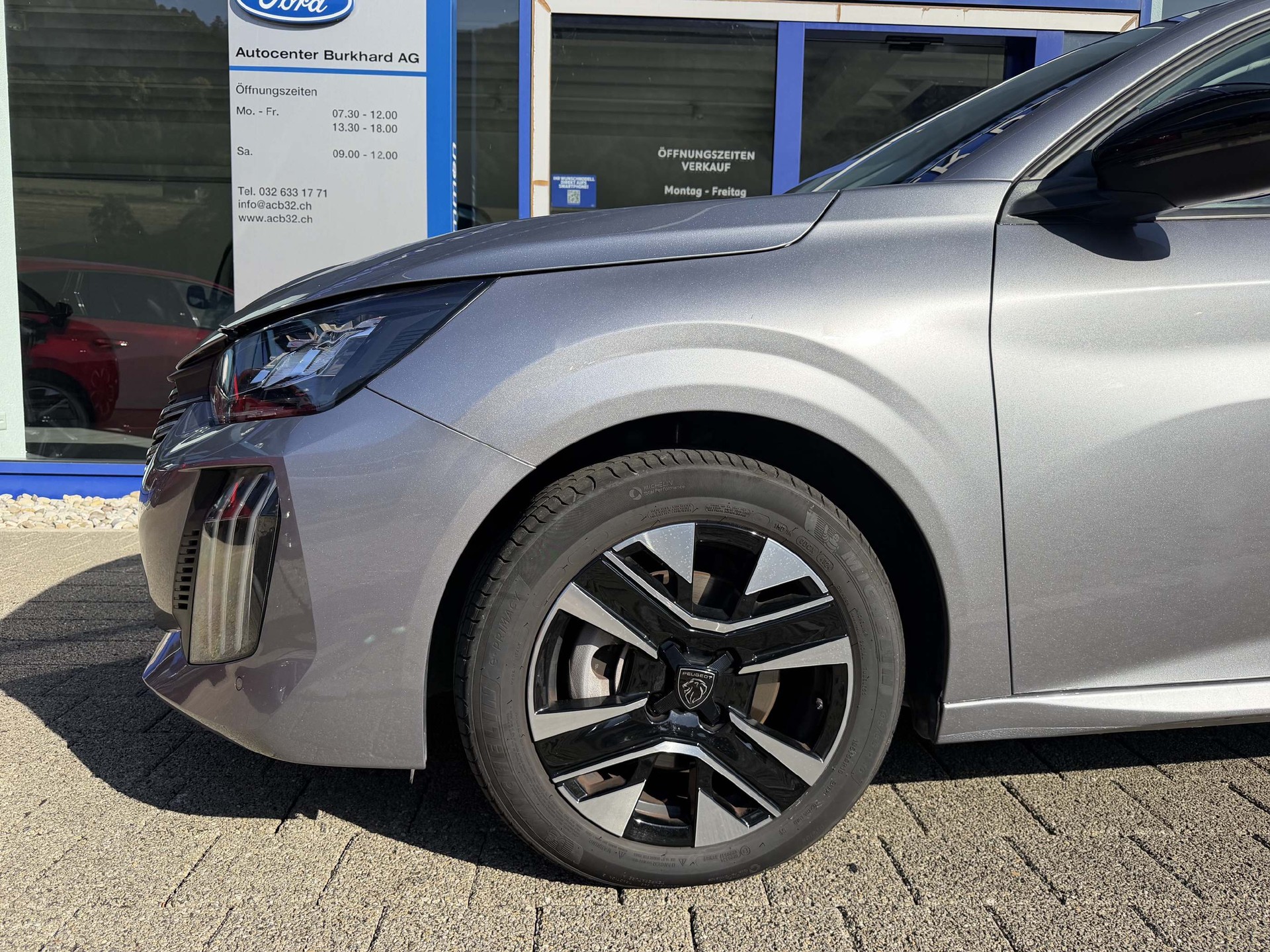 PEUGEOT 208 1.2 Hybrid Allure 5 Jahre Garantie-image-10