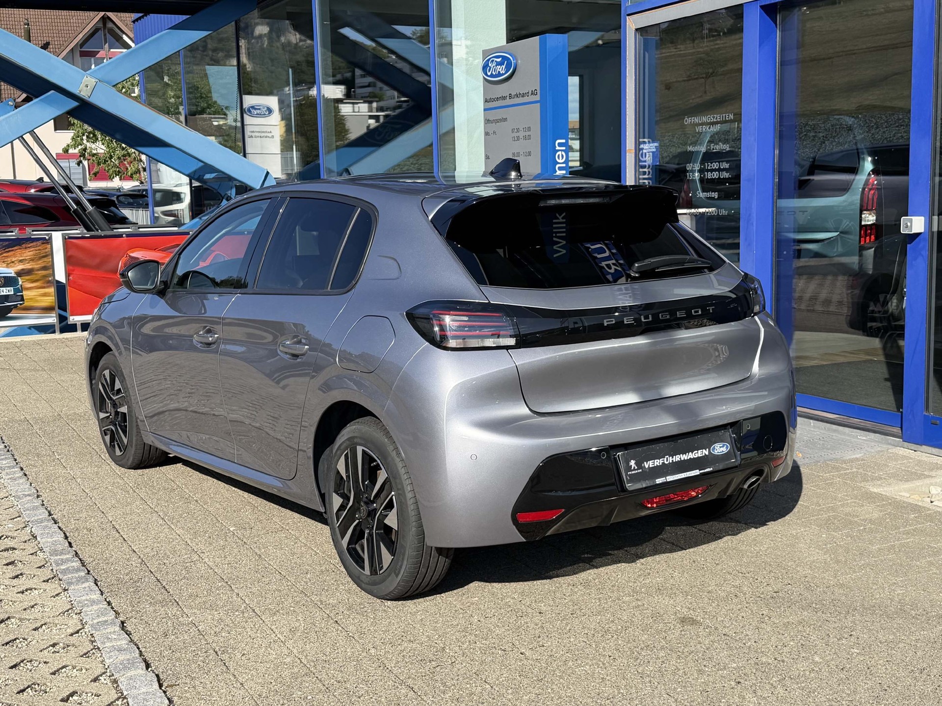 PEUGEOT 208 1.2 Hybrid Allure 5 Jahre Garantie-image-2