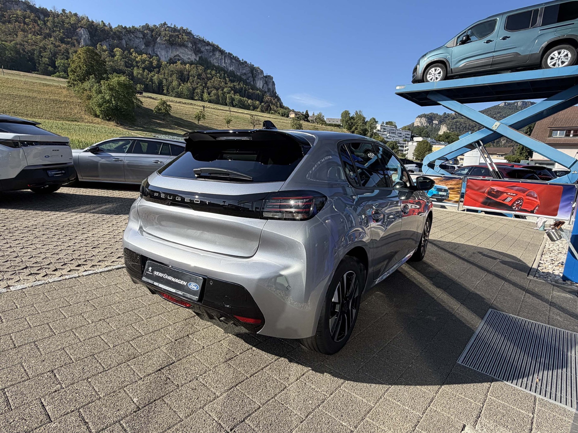 PEUGEOT 208 1.2 Hybrid Allure 5 Jahre Garantie-image-3