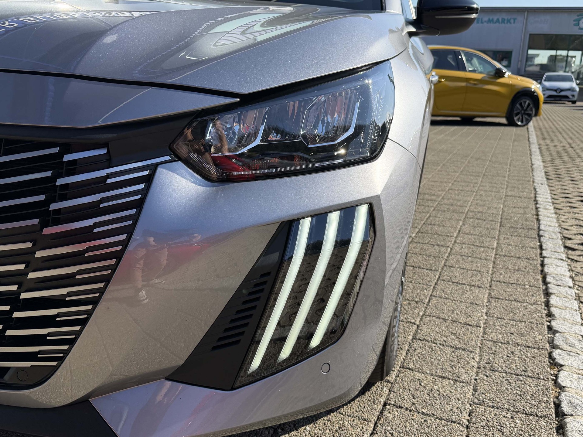 PEUGEOT 208 1.2 Hybrid Allure 5 Jahre Garantie-image-11