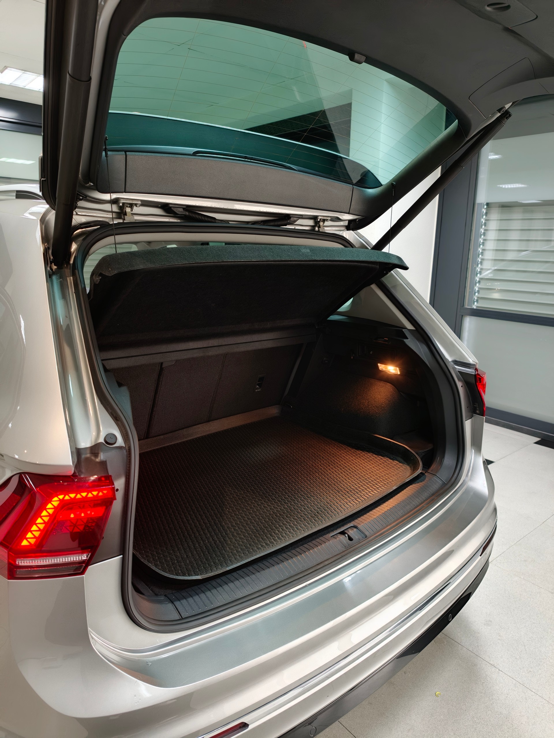 VW Tiguan 2.0 TDI R-Line DSG 4Motion-image-5
