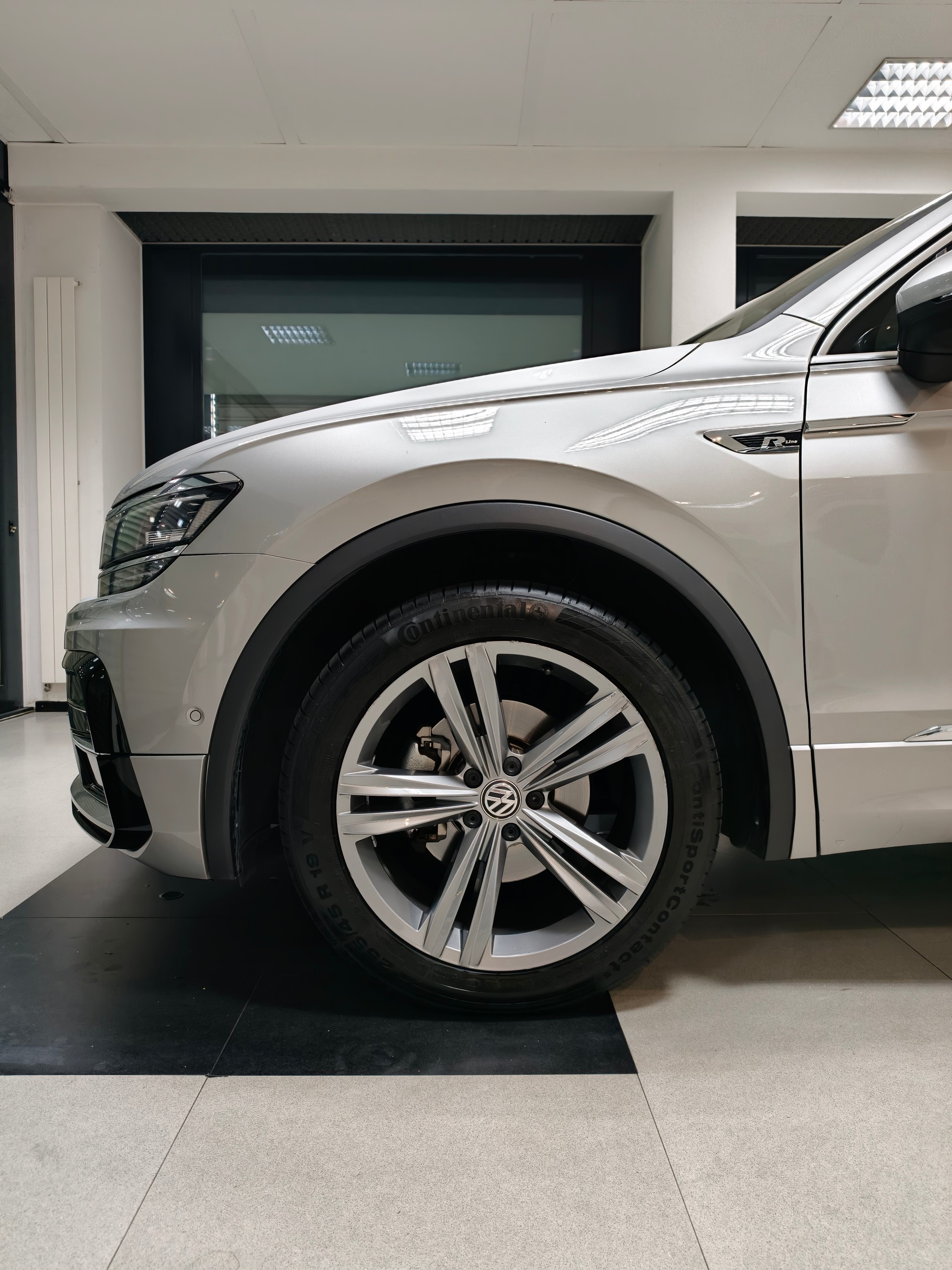 VW Tiguan 2.0 TDI R-Line DSG 4Motion-image-3