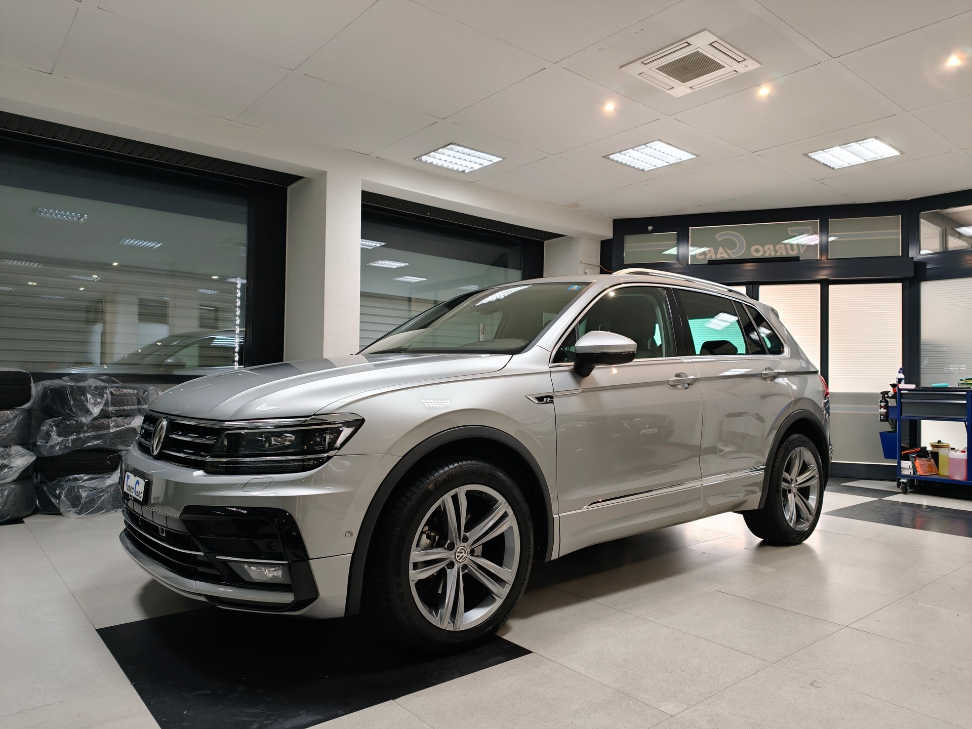 VW Tiguan 2.0 TDI R-Line DSG 4Motion-image-2