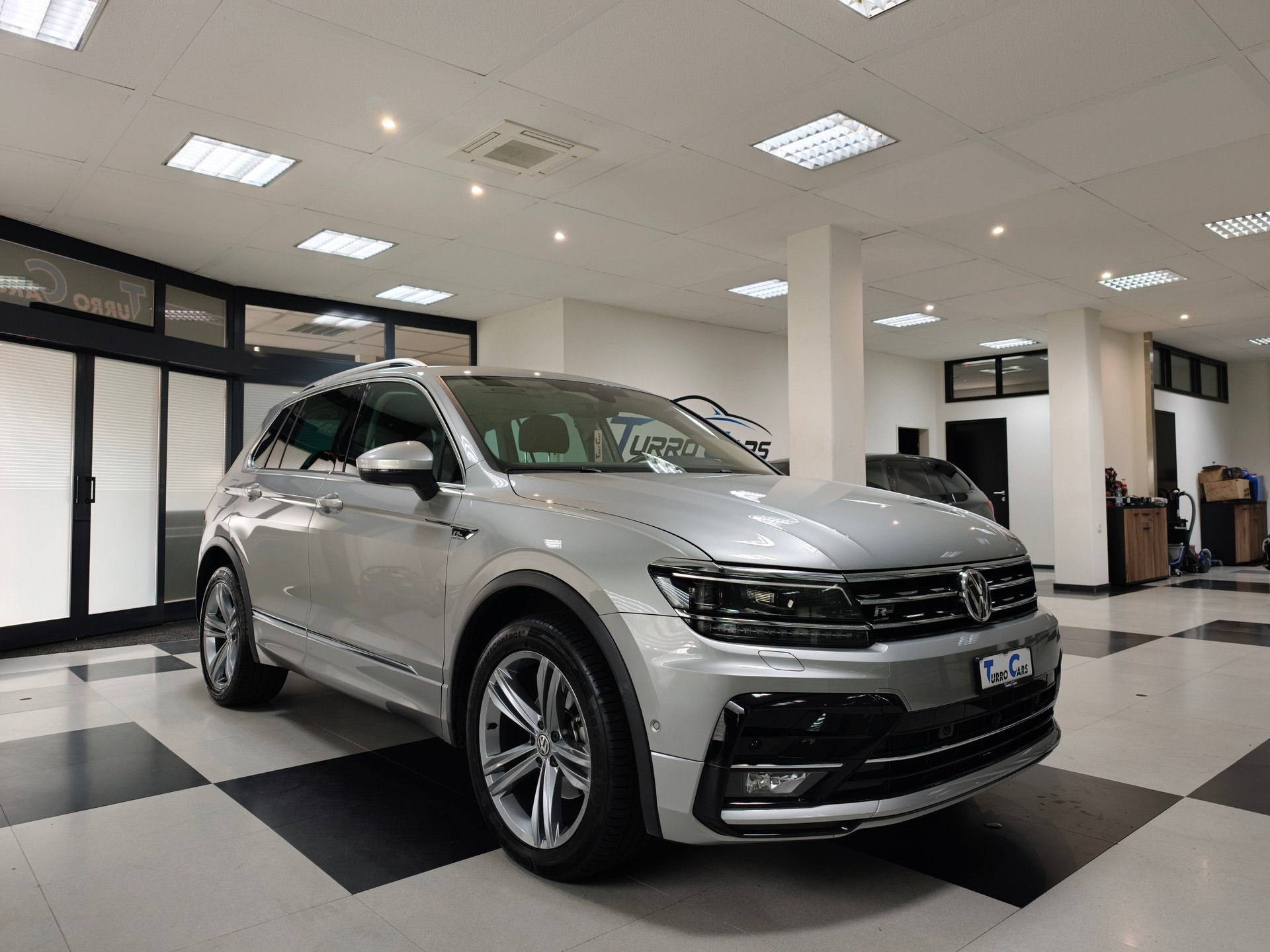 VW Tiguan 2.0 TDI R-Line DSG 4Motion-image-0