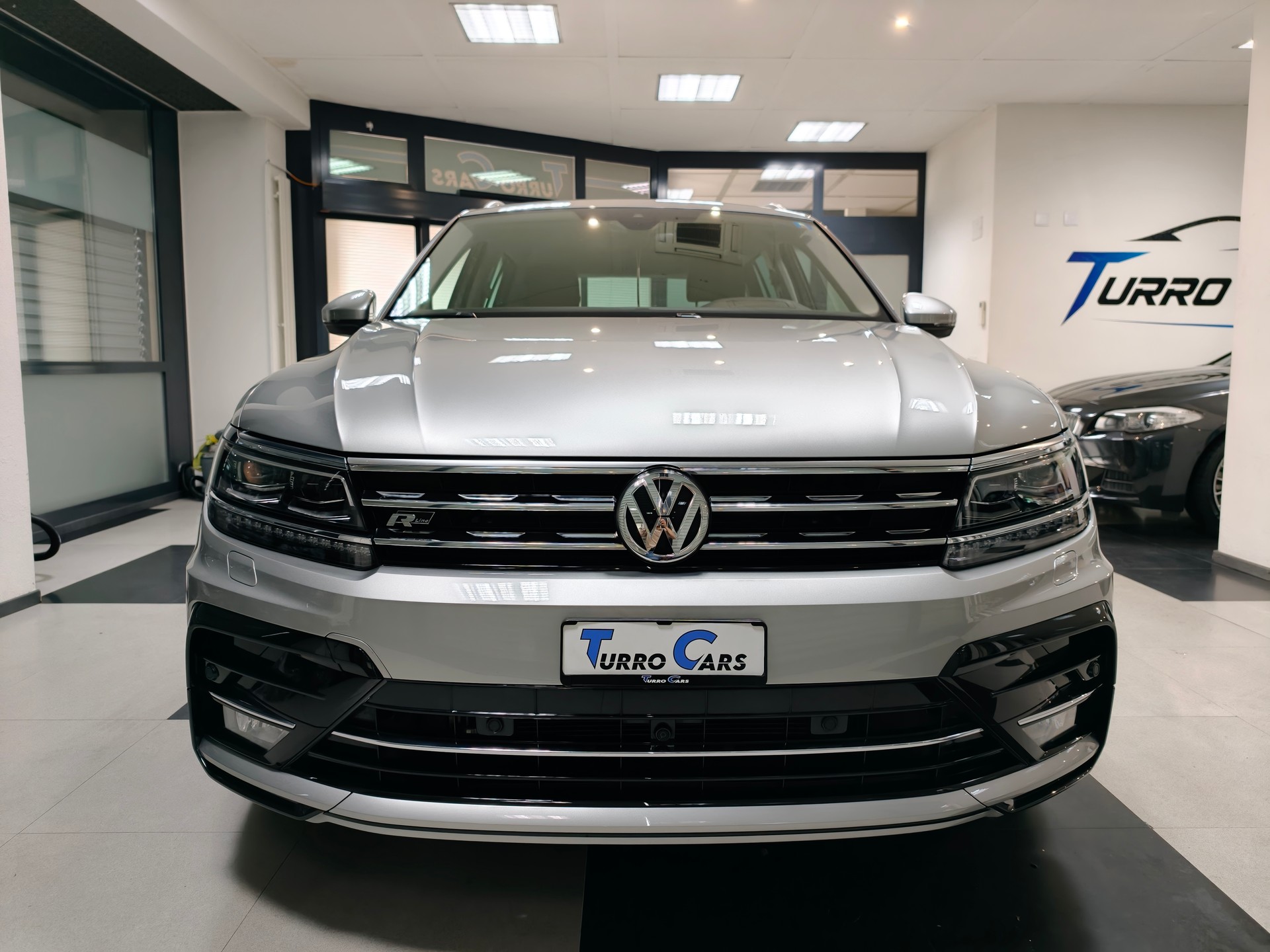 VW Tiguan 2.0 TDI R-Line DSG 4Motion-image-1