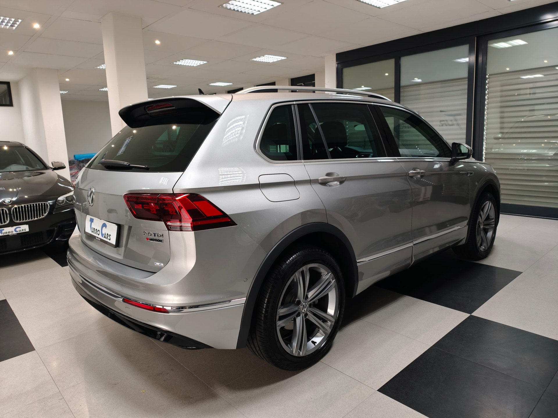 VW Tiguan 2.0 TDI R-Line DSG 4Motion-image-7