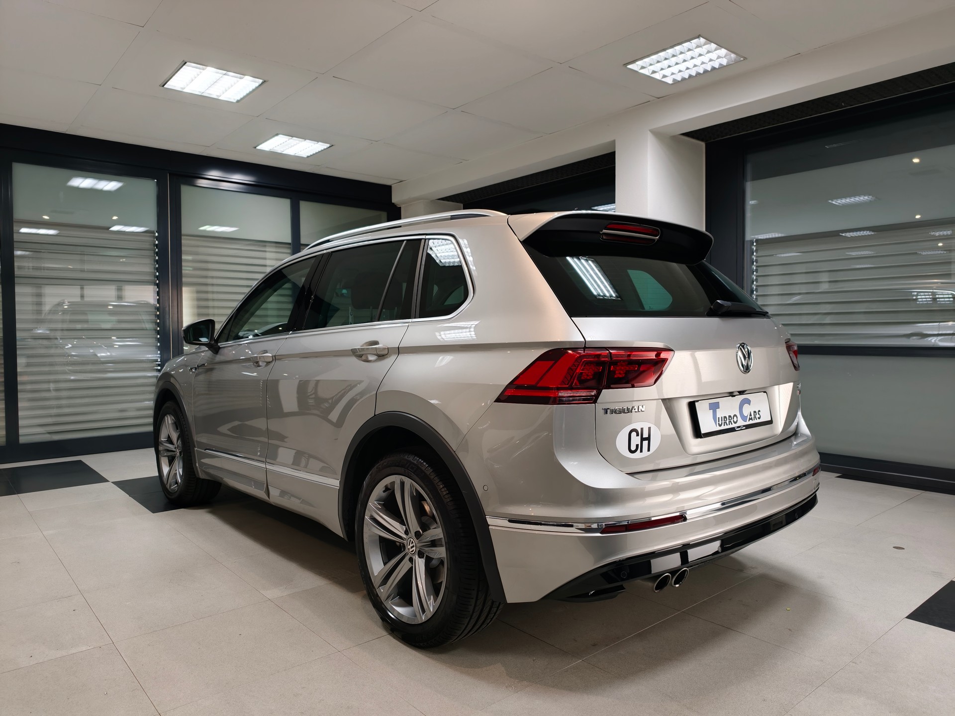 VW Tiguan 2.0 TDI R-Line DSG 4Motion-image-4