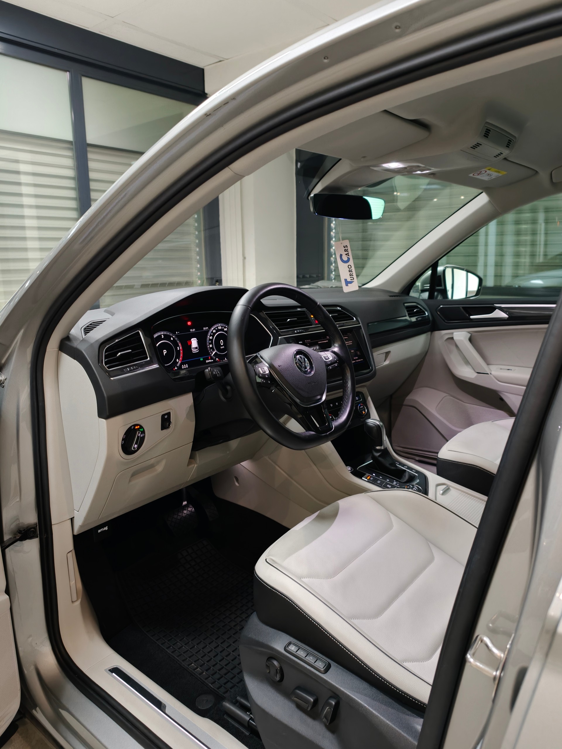 VW Tiguan 2.0 TDI R-Line DSG 4Motion-image-9