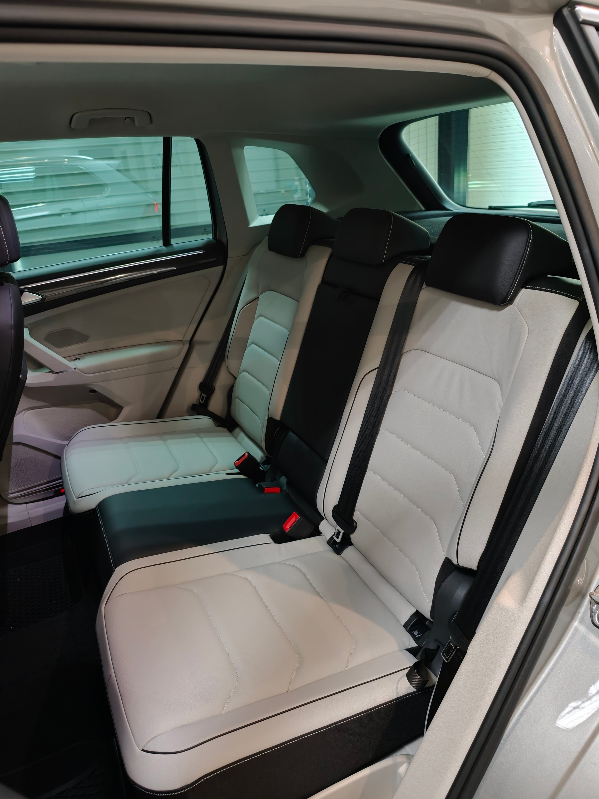 VW Tiguan 2.0 TDI R-Line DSG 4Motion-image-12