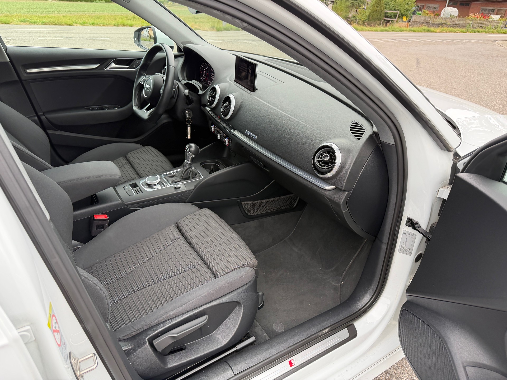 AUDI A3 Sportback 2.0 TDI Design S-tronic quattro-image-10
