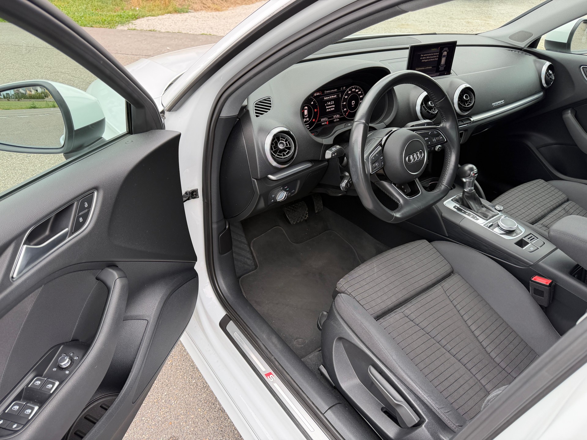 AUDI A3 Sportback 2.0 TDI Design S-tronic quattro-image-8