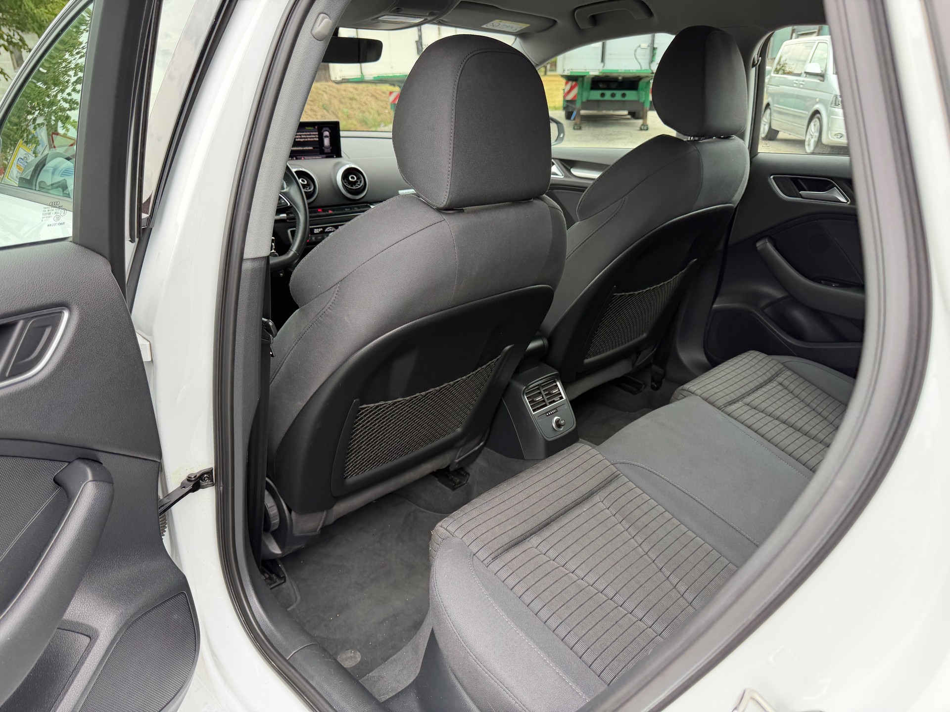 AUDI A3 Sportback 2.0 TDI Design S-tronic quattro-image-9