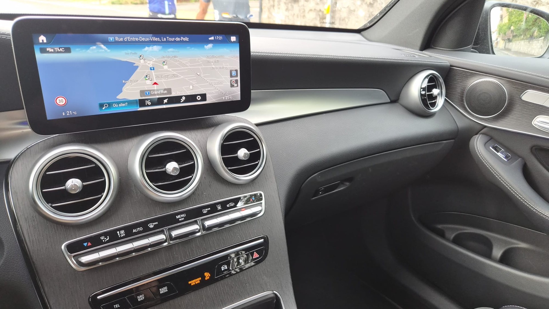 MERCEDES-BENZ GLC 300 e AMG Line 4m-image-5
