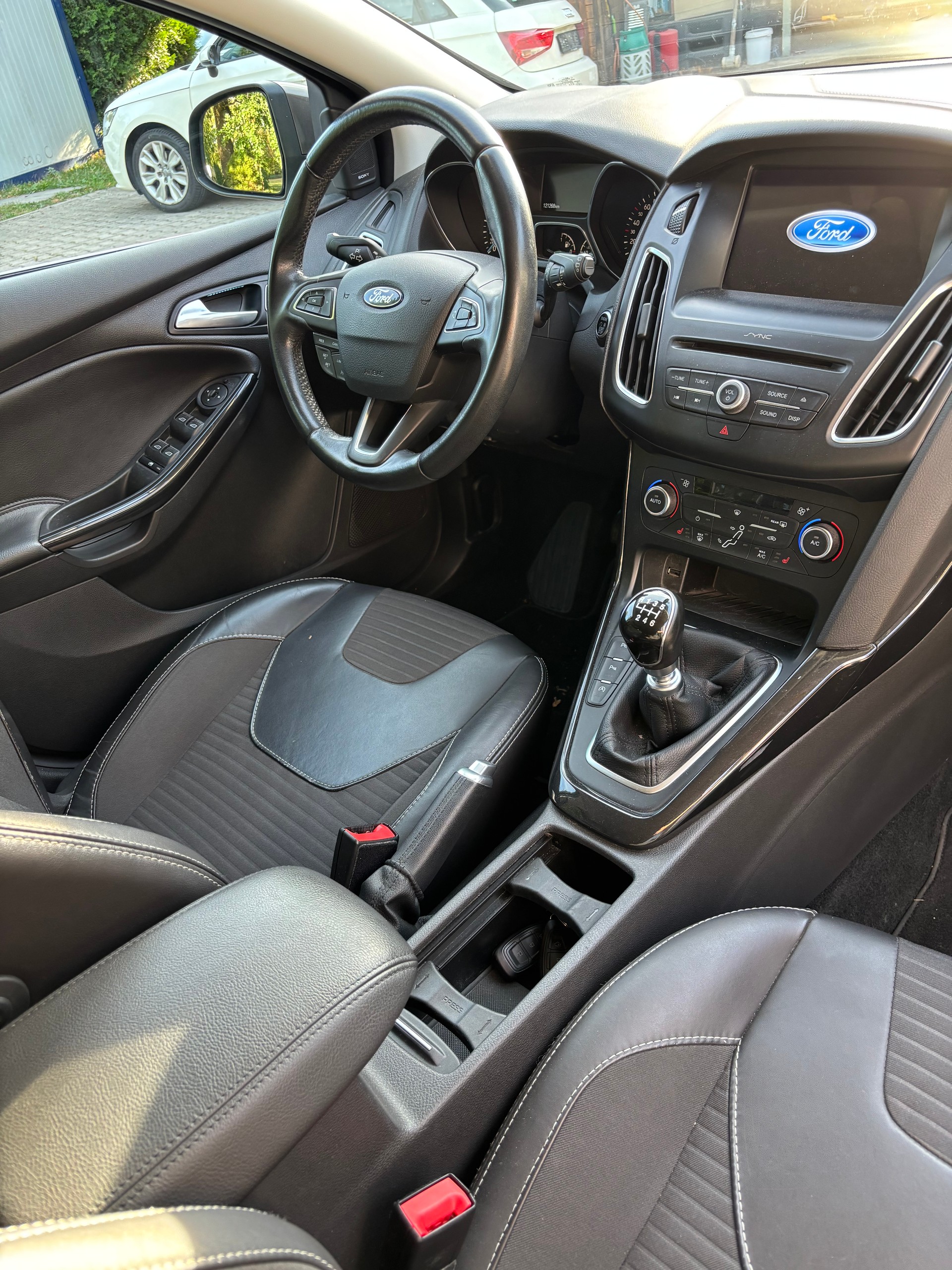 FORD Focus 1.5 SCTi Titanium-image-9
