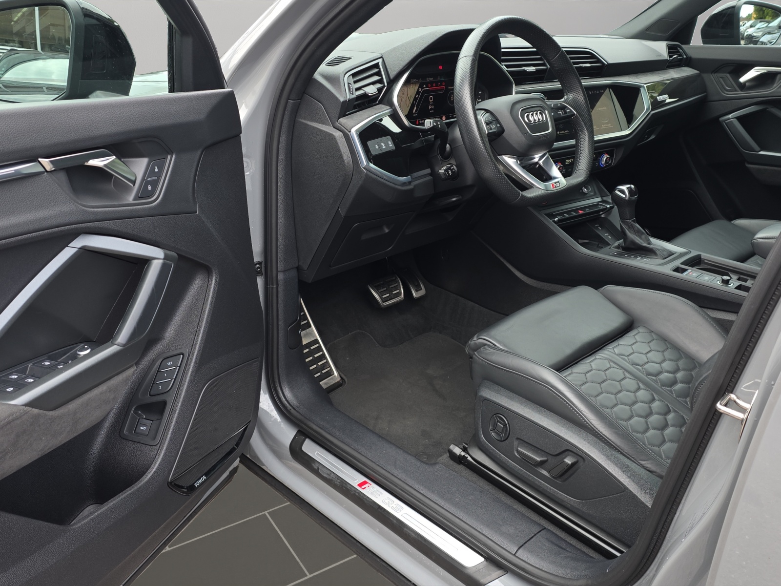 AUDI RS Q3 Sportback quattro S tronic-image-6