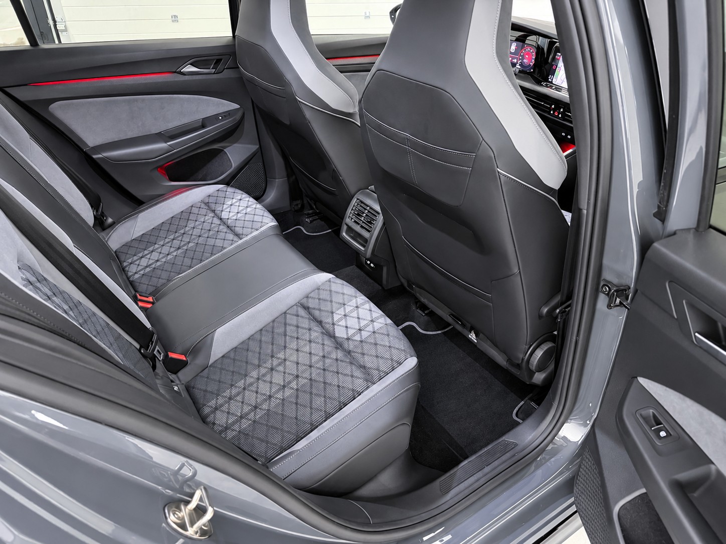 VW Golf 1.5 eTSI mHEV R-Line Sport-image-16