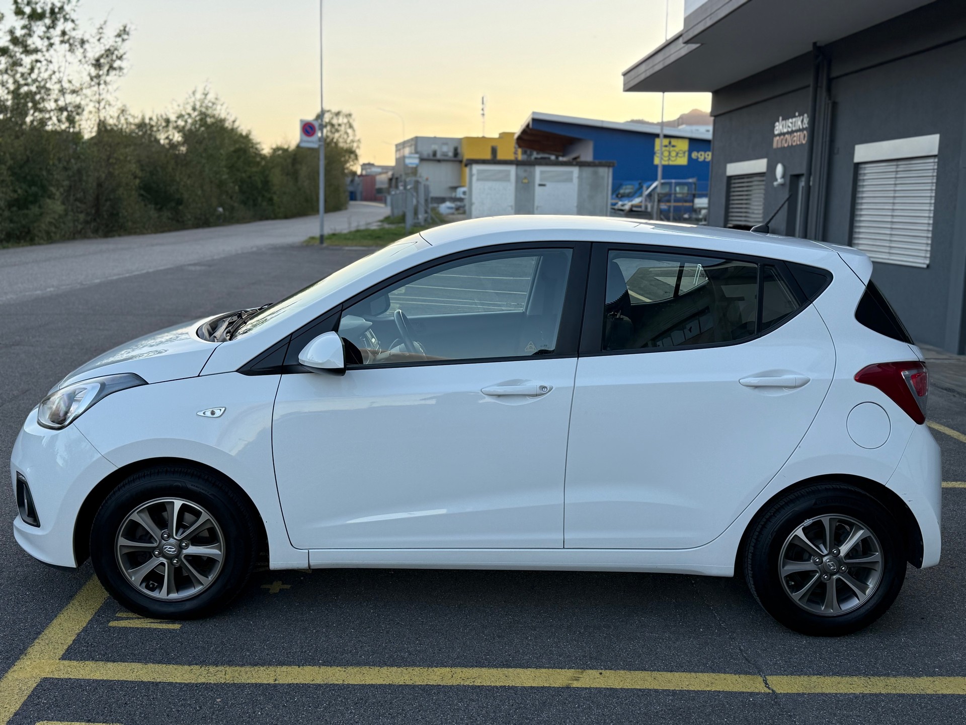 HYUNDAI i10 1.2 Amplia Automatic-image-7