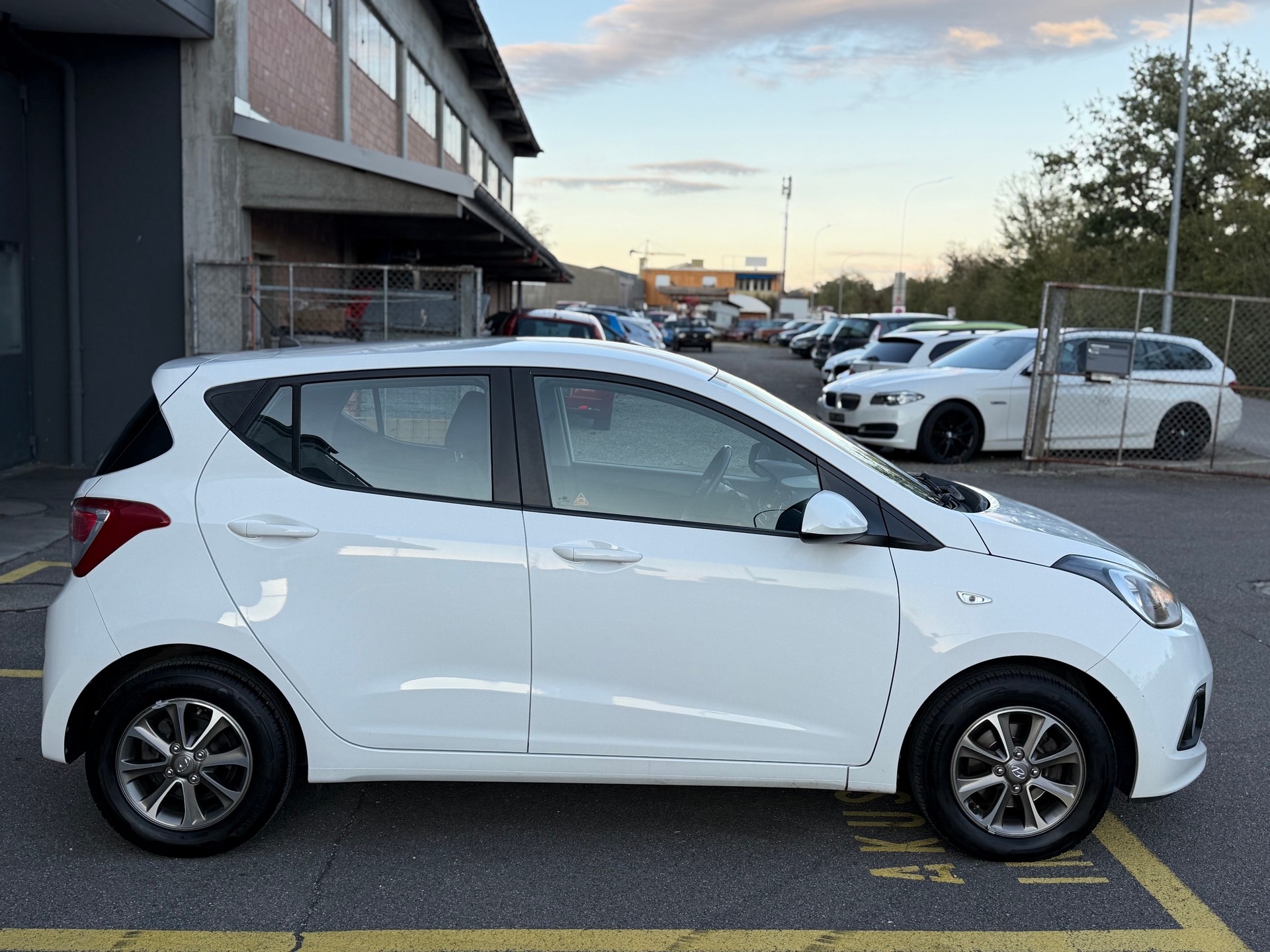 HYUNDAI i10 1.2 Amplia Automatic-image-5