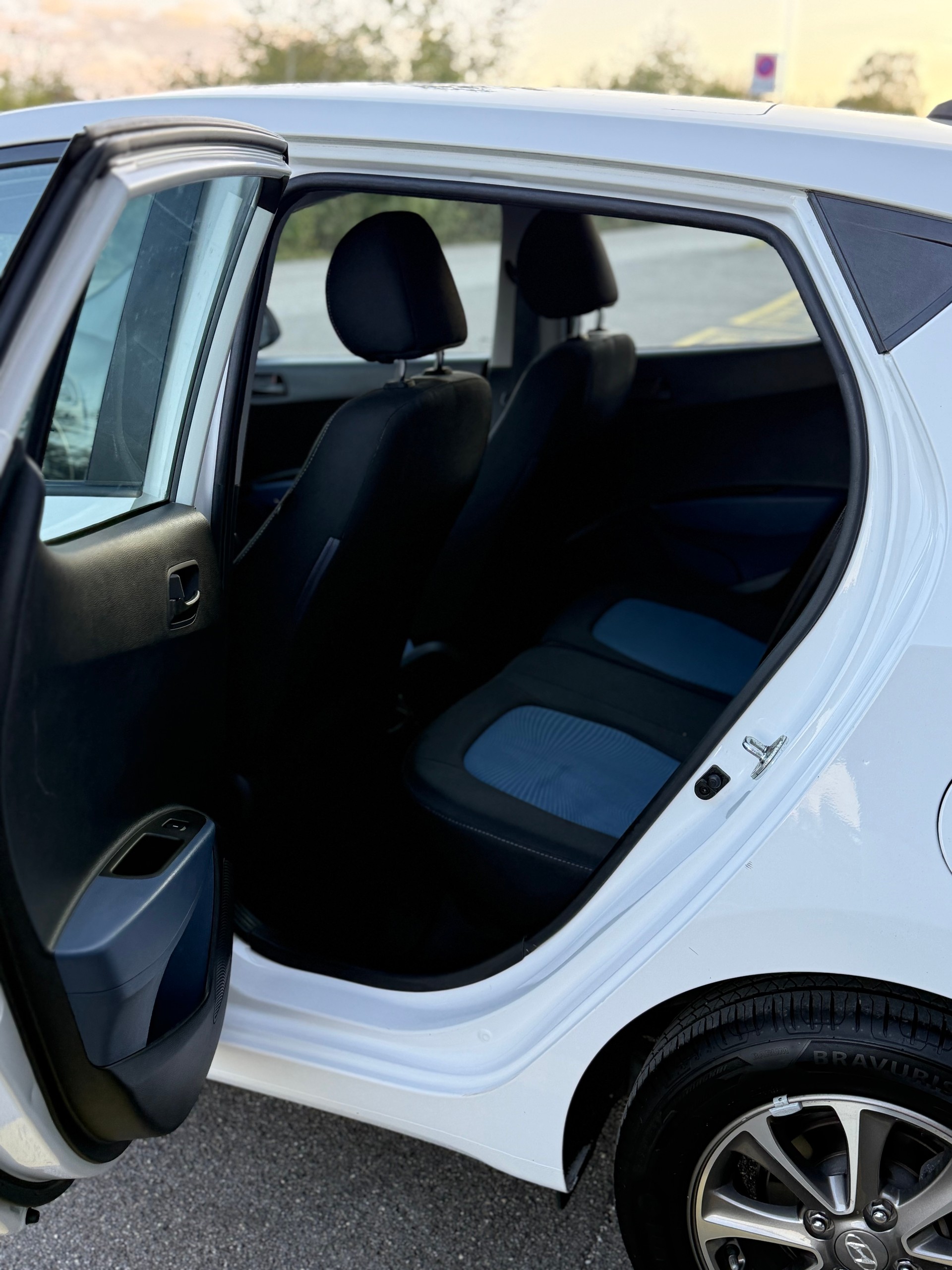 HYUNDAI i10 1.2 Amplia Automatic-image-11