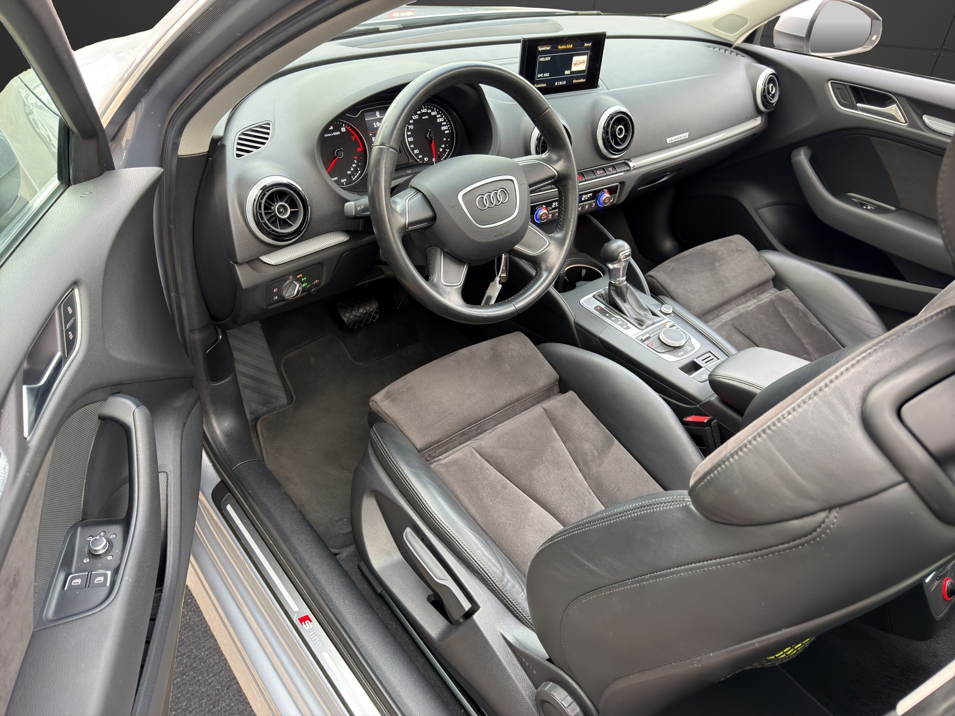 AUDI A3 1.8 TFSI S Line quattro S-tronic Panorama Dach-image-10