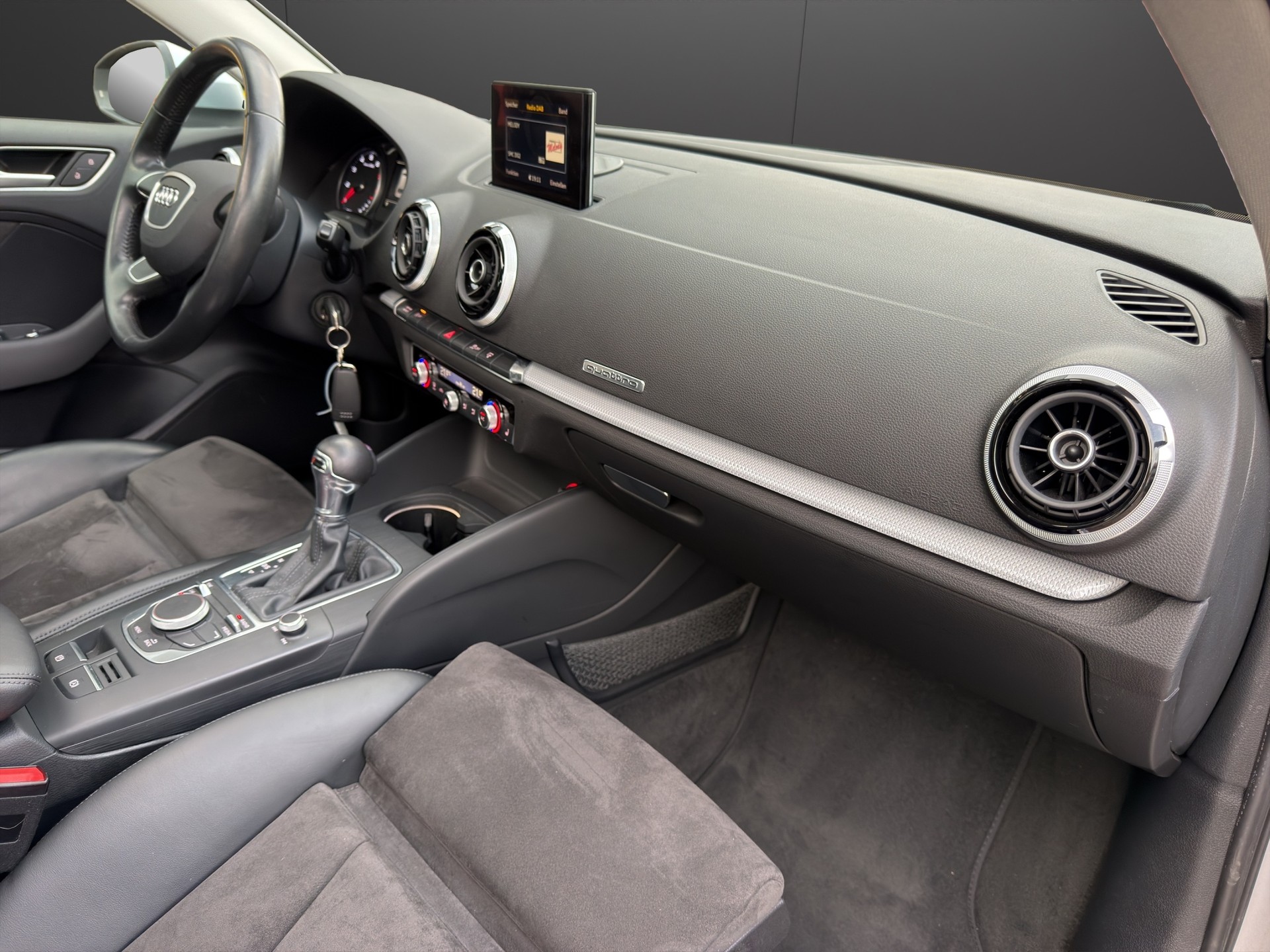 AUDI A3 1.8 TFSI S Line quattro S-tronic Panorama Dach-image-12