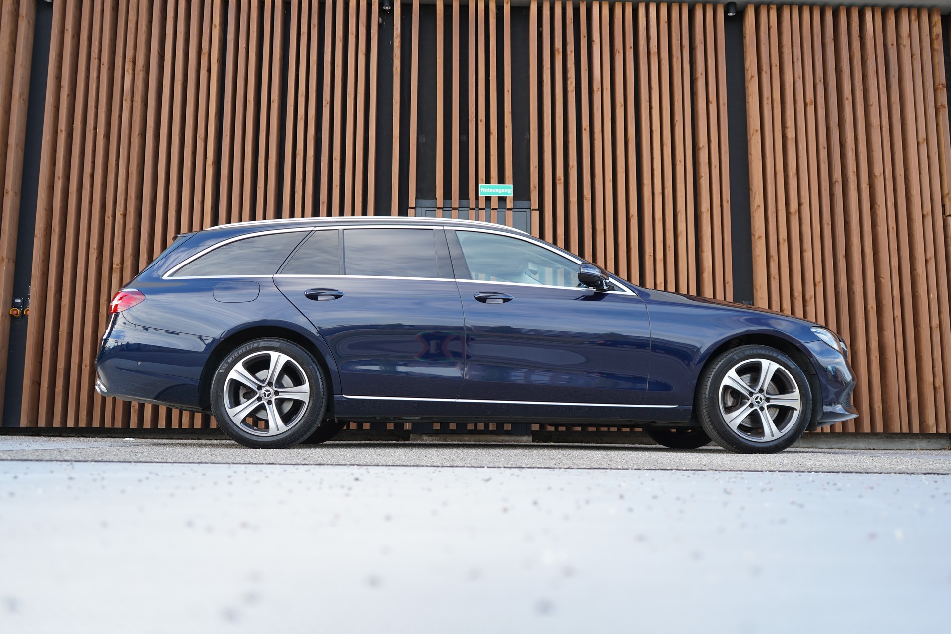MERCEDES-BENZ E 220 d SWISS STAR AVANTGARDE 4MATIC 9G-TRONIC l 194 PS-image-2