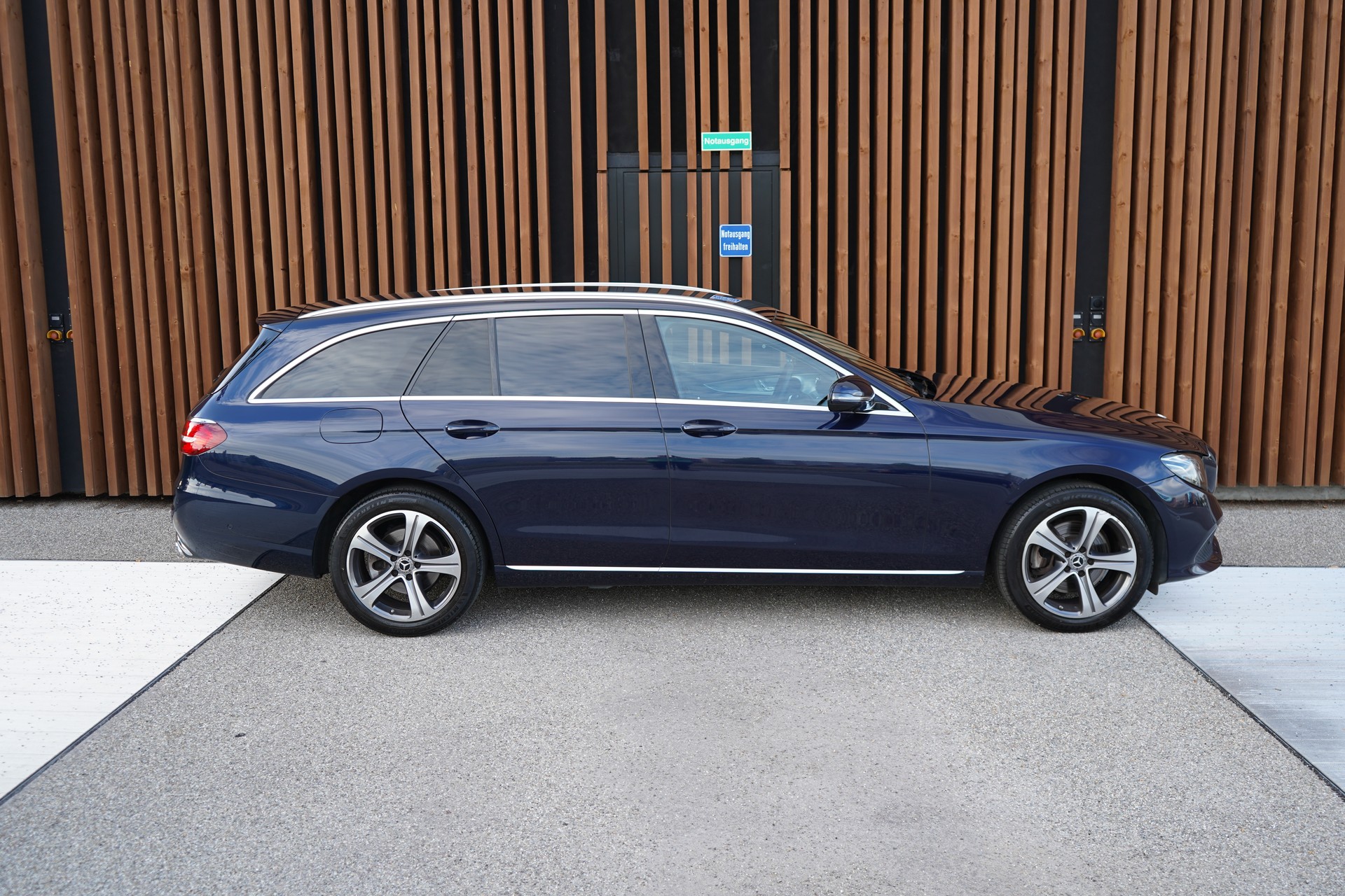 MERCEDES-BENZ E 220 d SWISS STAR AVANTGARDE 4MATIC 9G-TRONIC l 194 PS-image-3