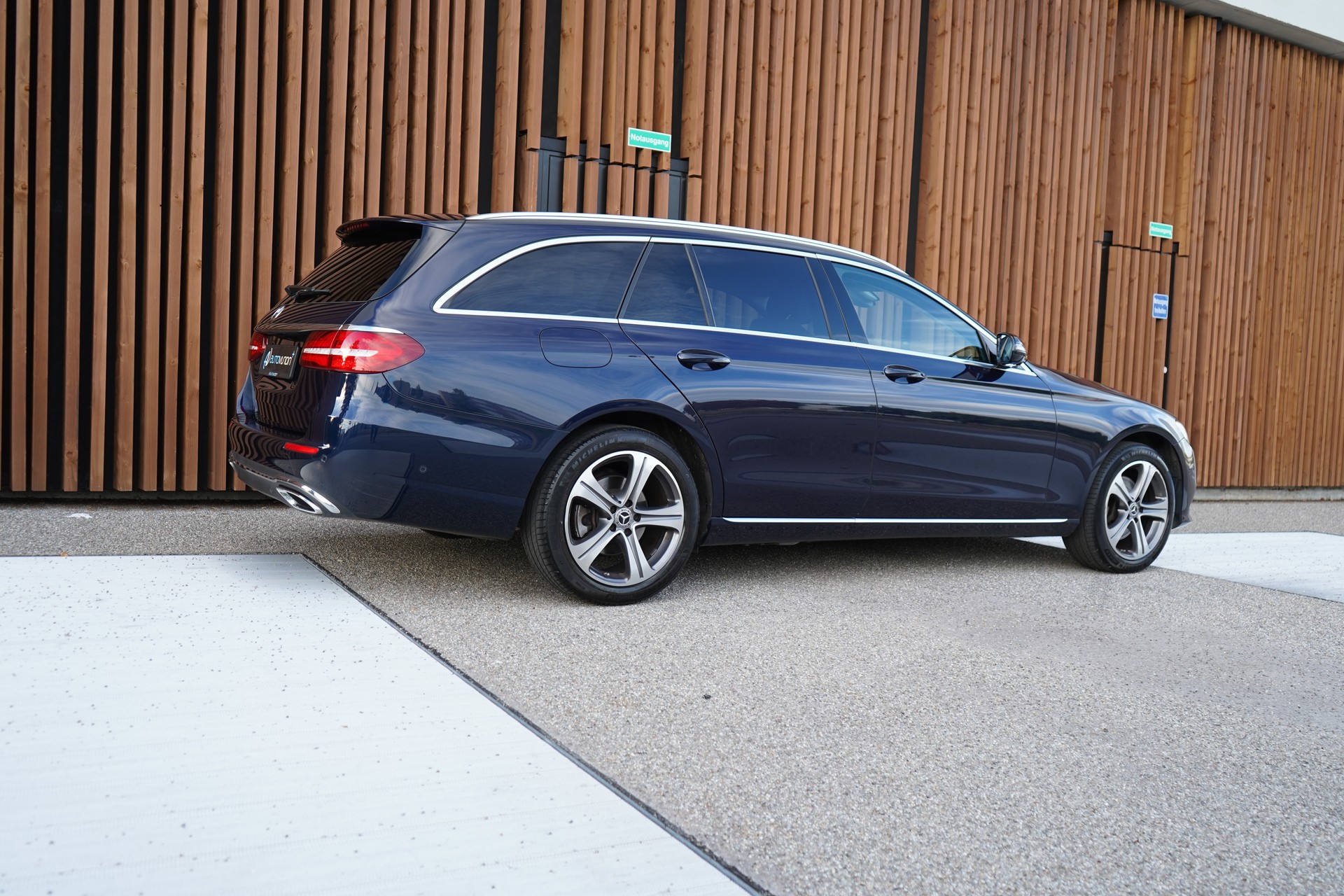 MERCEDES-BENZ E 220 d SWISS STAR AVANTGARDE 4MATIC 9G-TRONIC l 194 PS-image-11