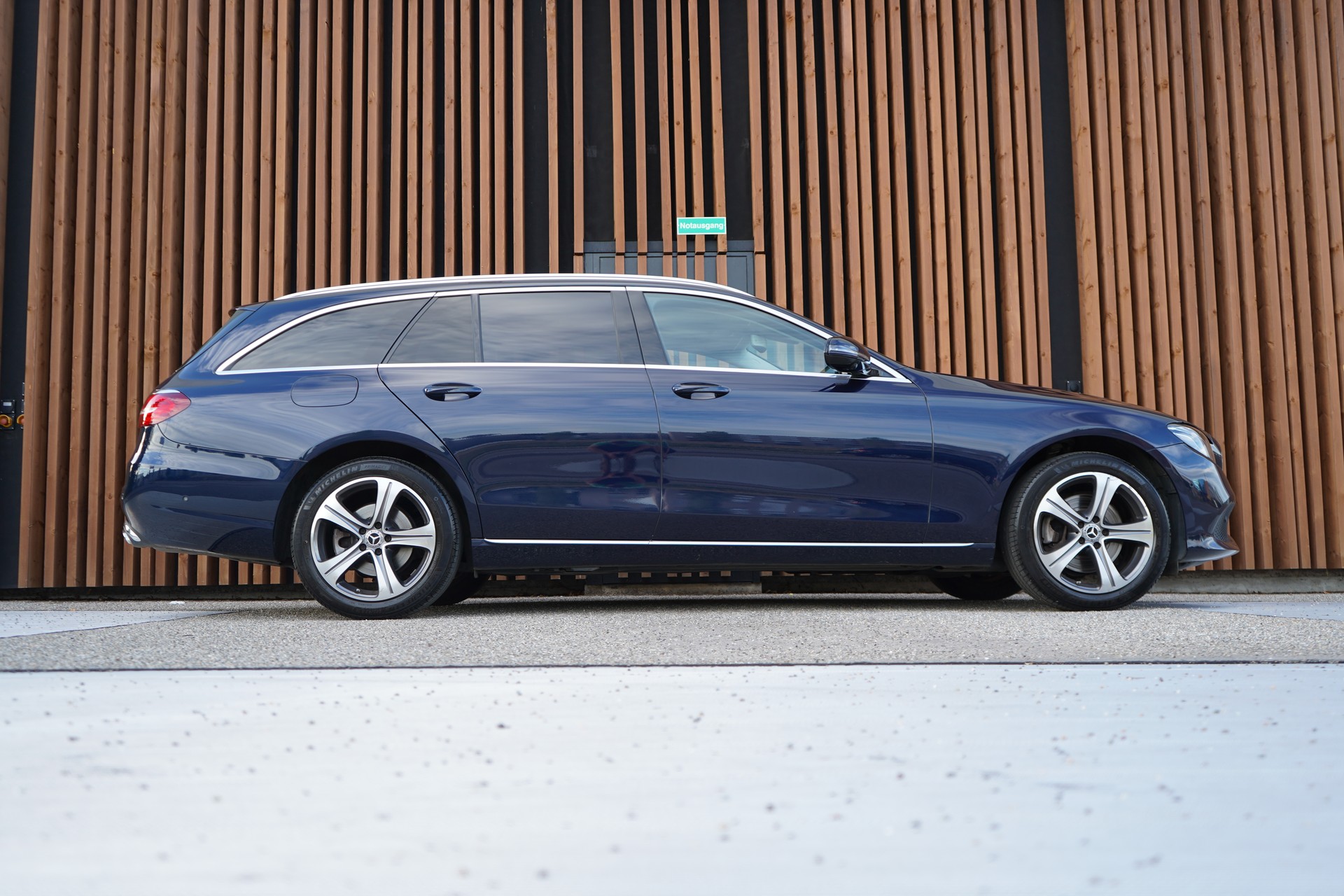 MERCEDES-BENZ E 220 d SWISS STAR AVANTGARDE 4MATIC 9G-TRONIC l 194 PS-image-0