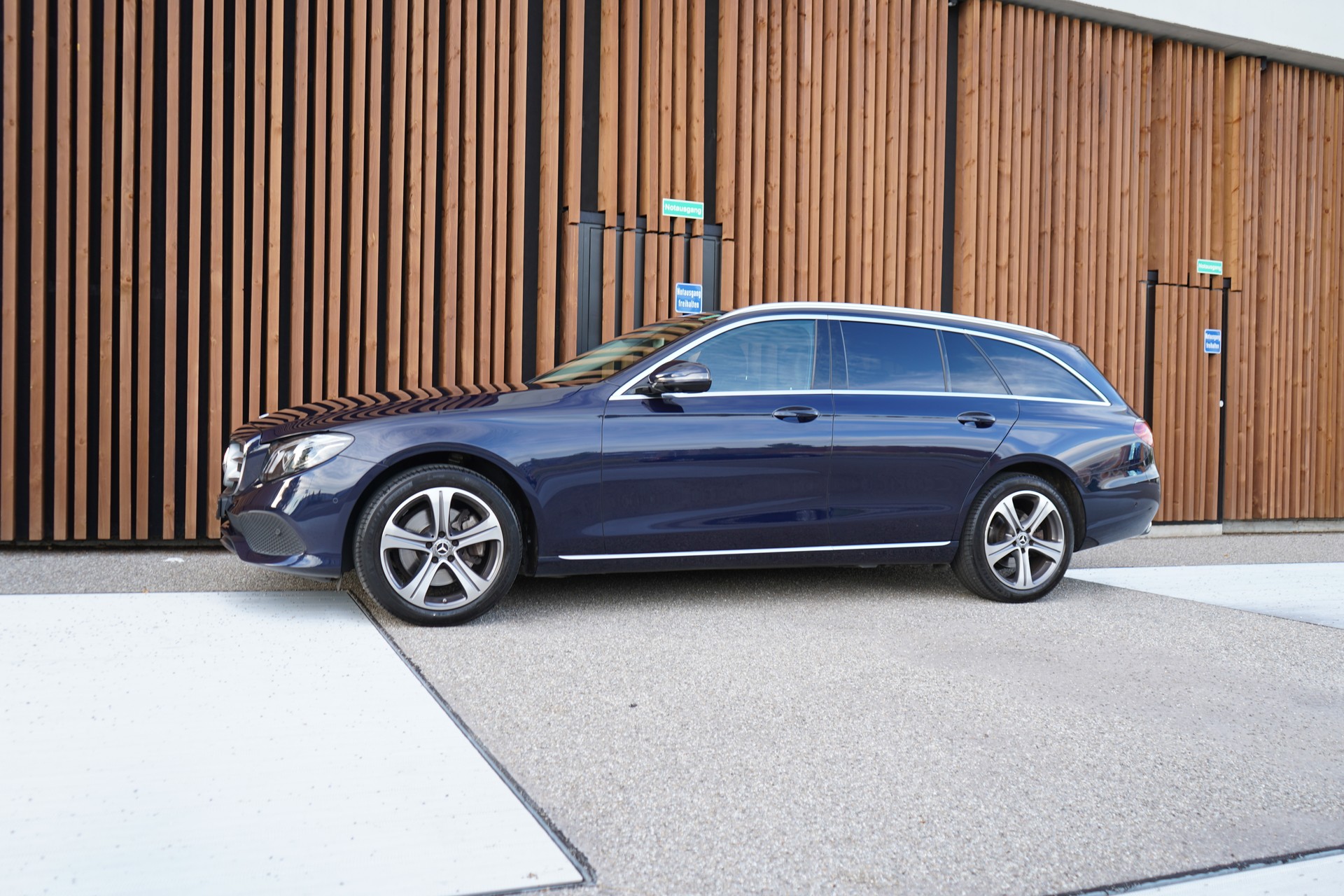 MERCEDES-BENZ E 220 d SWISS STAR AVANTGARDE 4MATIC 9G-TRONIC l 194 PS-image-5