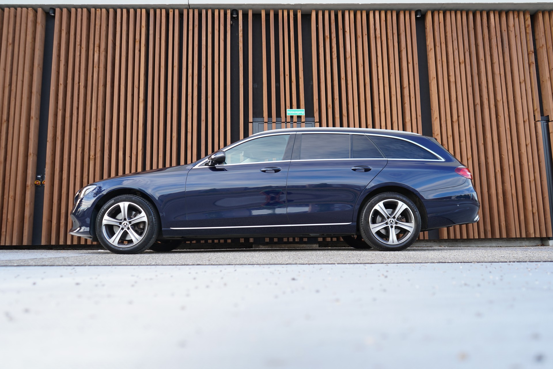 MERCEDES-BENZ E 220 d SWISS STAR AVANTGARDE 4MATIC 9G-TRONIC l 194 PS-image-1