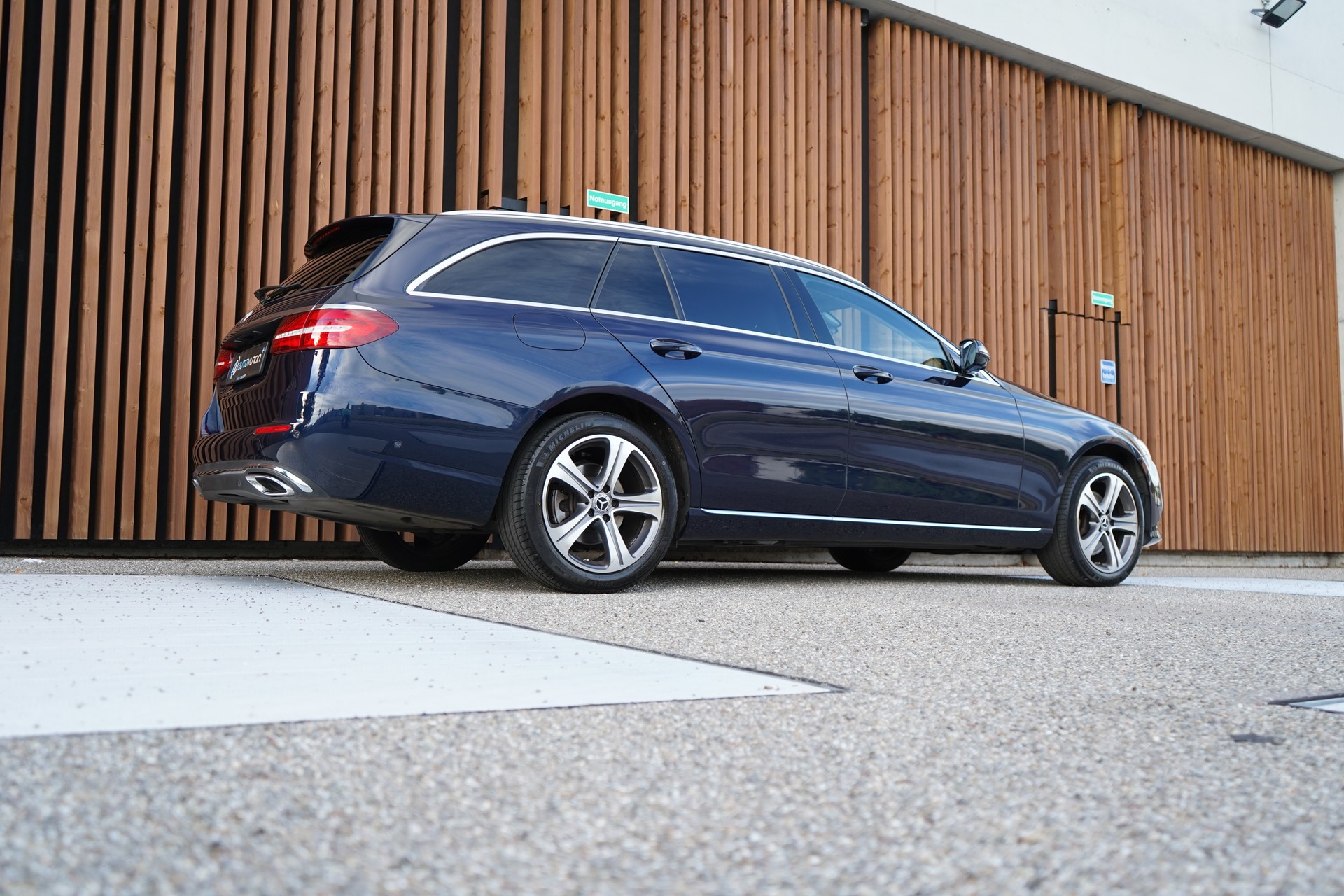 MERCEDES-BENZ E 220 d SWISS STAR AVANTGARDE 4MATIC 9G-TRONIC l 194 PS-image-9