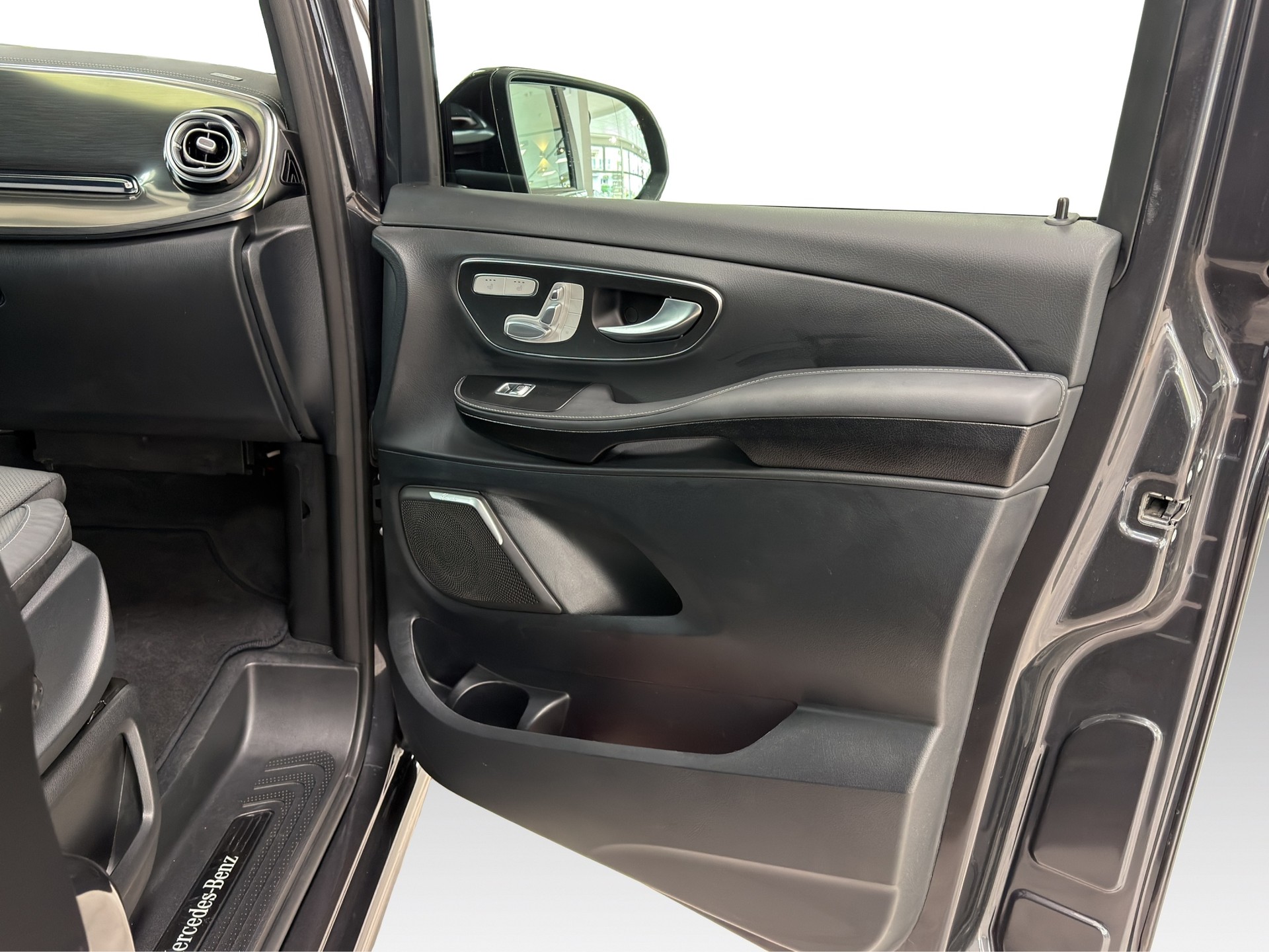 MERCEDES-BENZ V 300 d lang 4Matic Swiss Edition 9G-Tronic-image-6