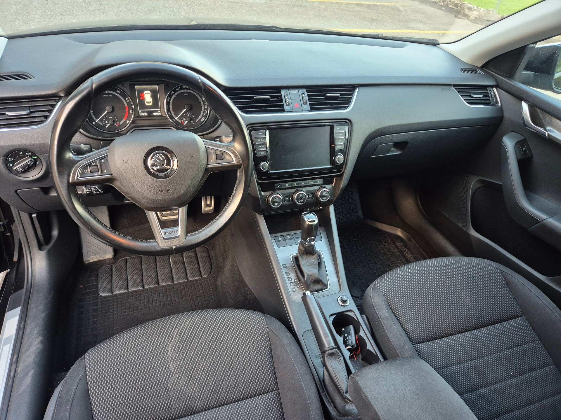 SKODA Octavia Combi 1.8 TSI Scout 4x4 DSG-image-5