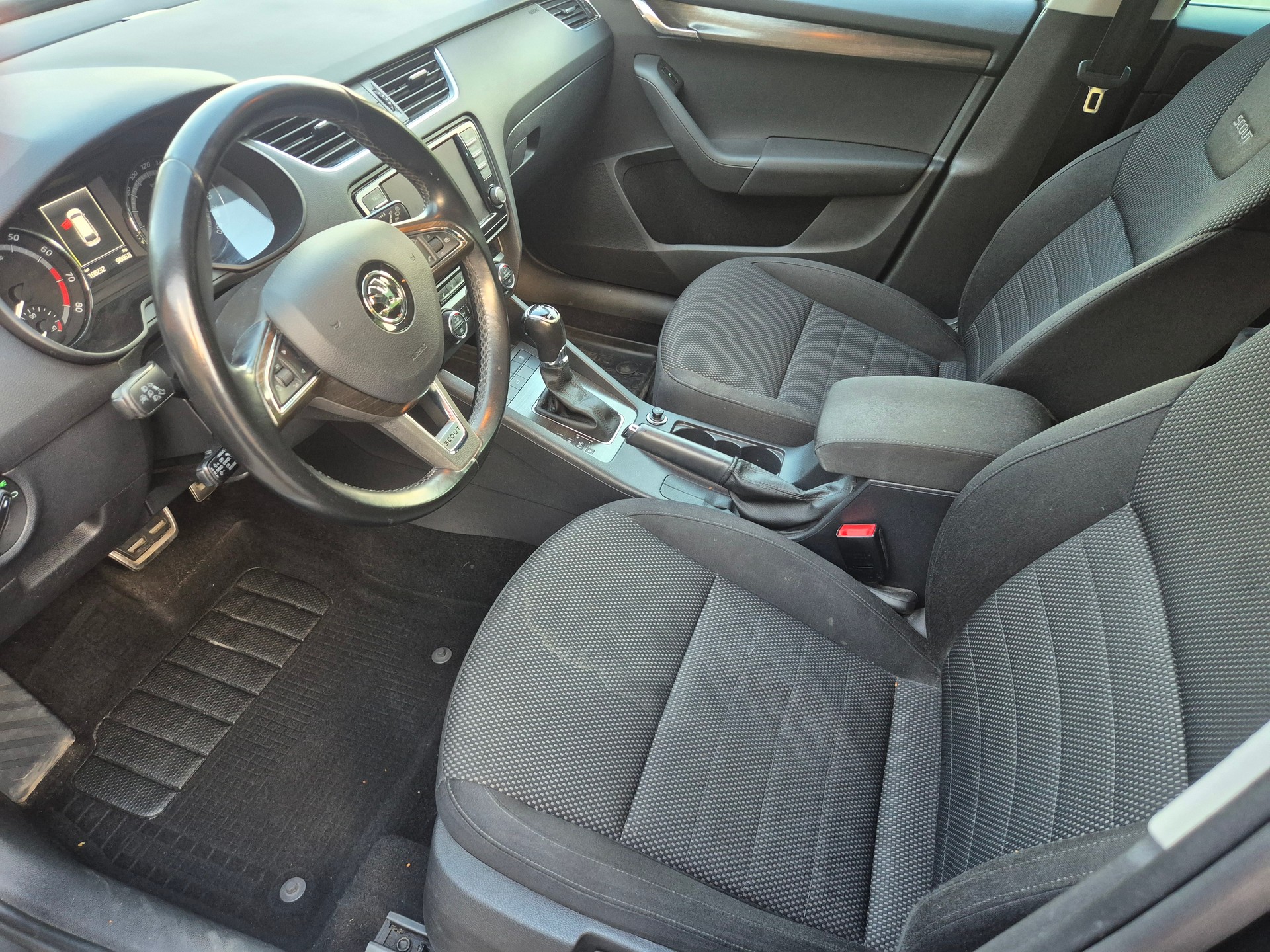 SKODA Octavia Combi 1.8 TSI Scout 4x4 DSG-image-6